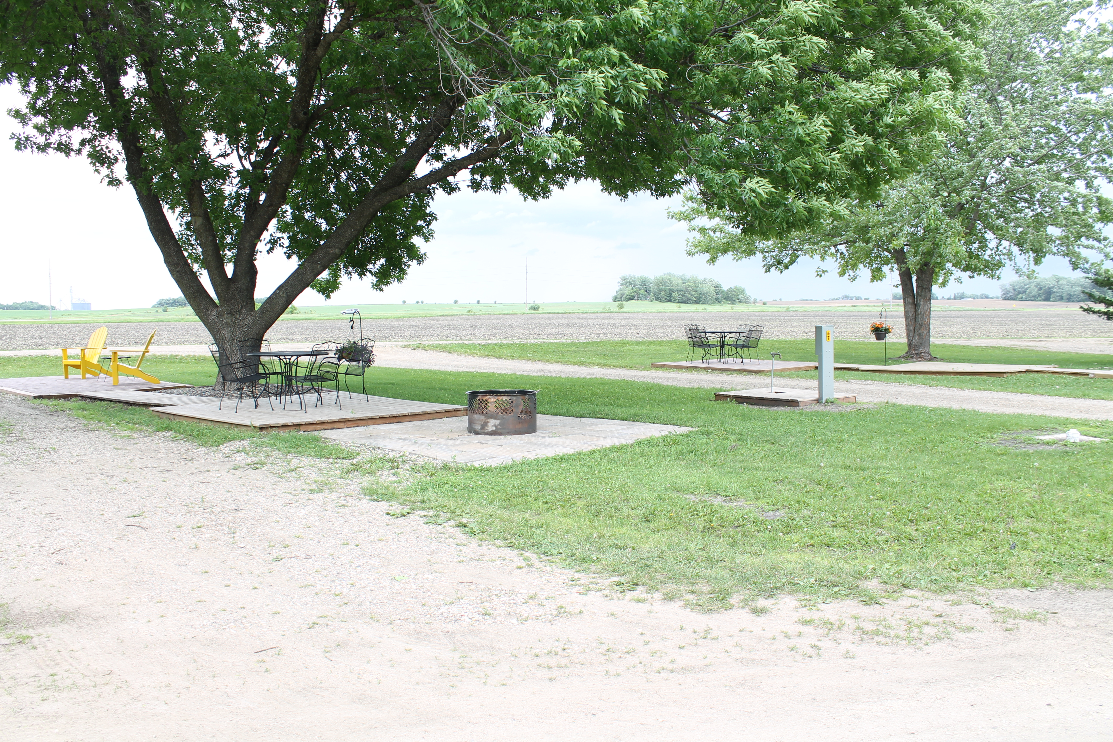 Deluxe Patio Full Hookup Site 50/30/20