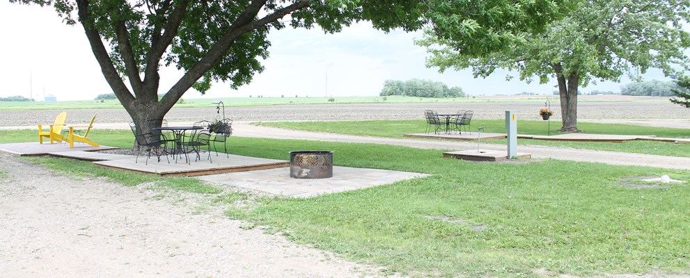Deluxe Patio Full Hookup Site 50/30/20