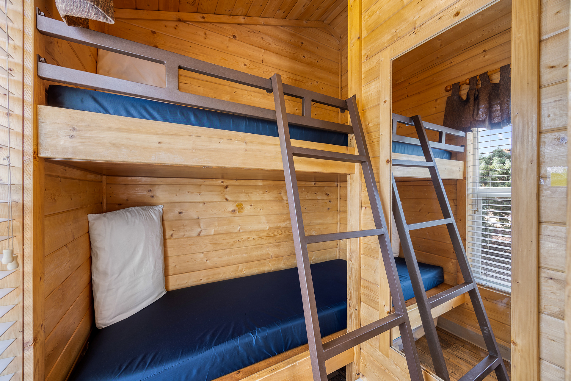 KL04 - Deluxe Cabin, 2 Room with Patio (Full Bath with Tub & Shower) – Sleeps 6