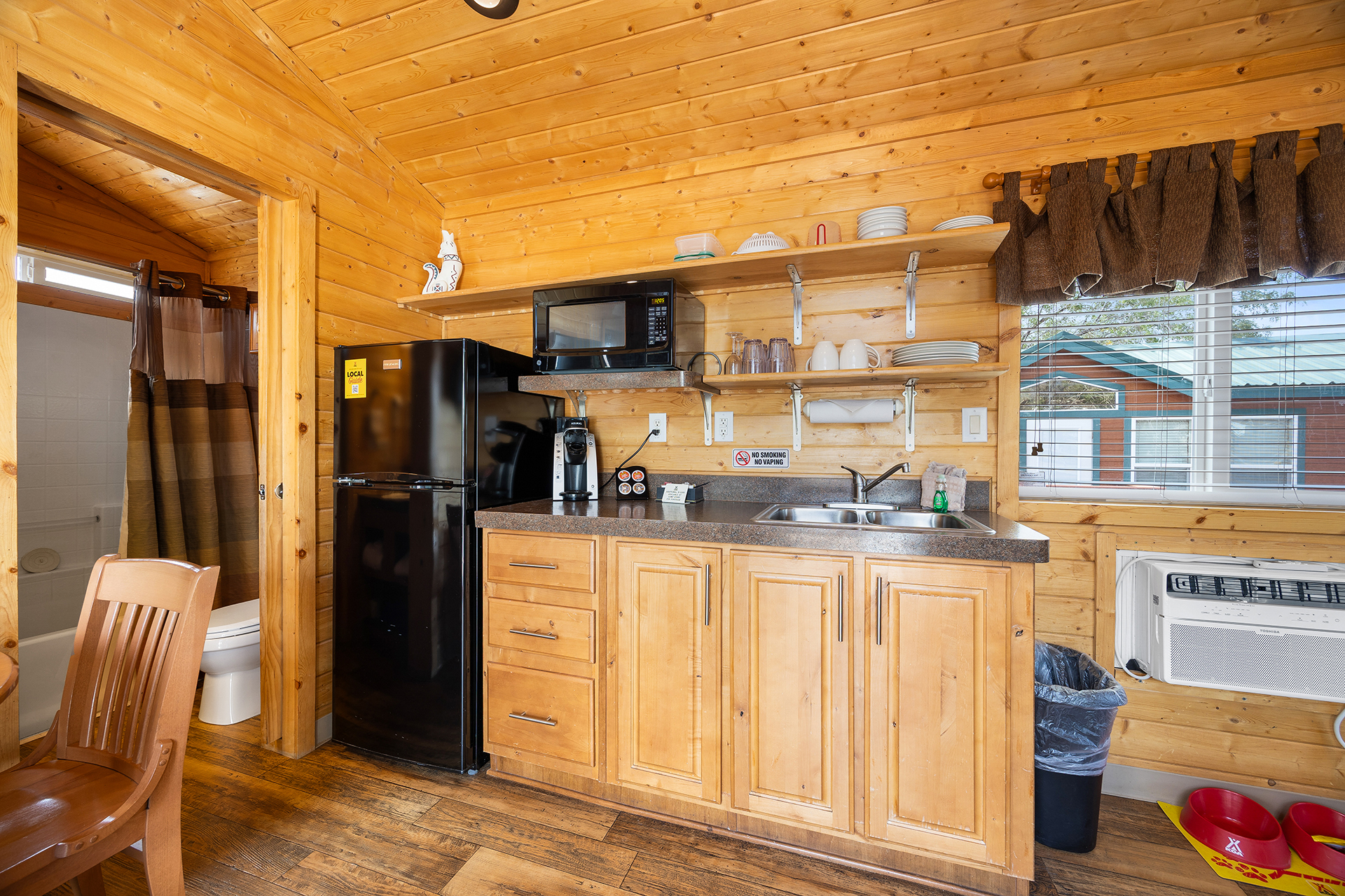 KL04 - Deluxe Cabin, 2 Room with Patio (Full Bath with Tub & Shower) – Sleeps 6