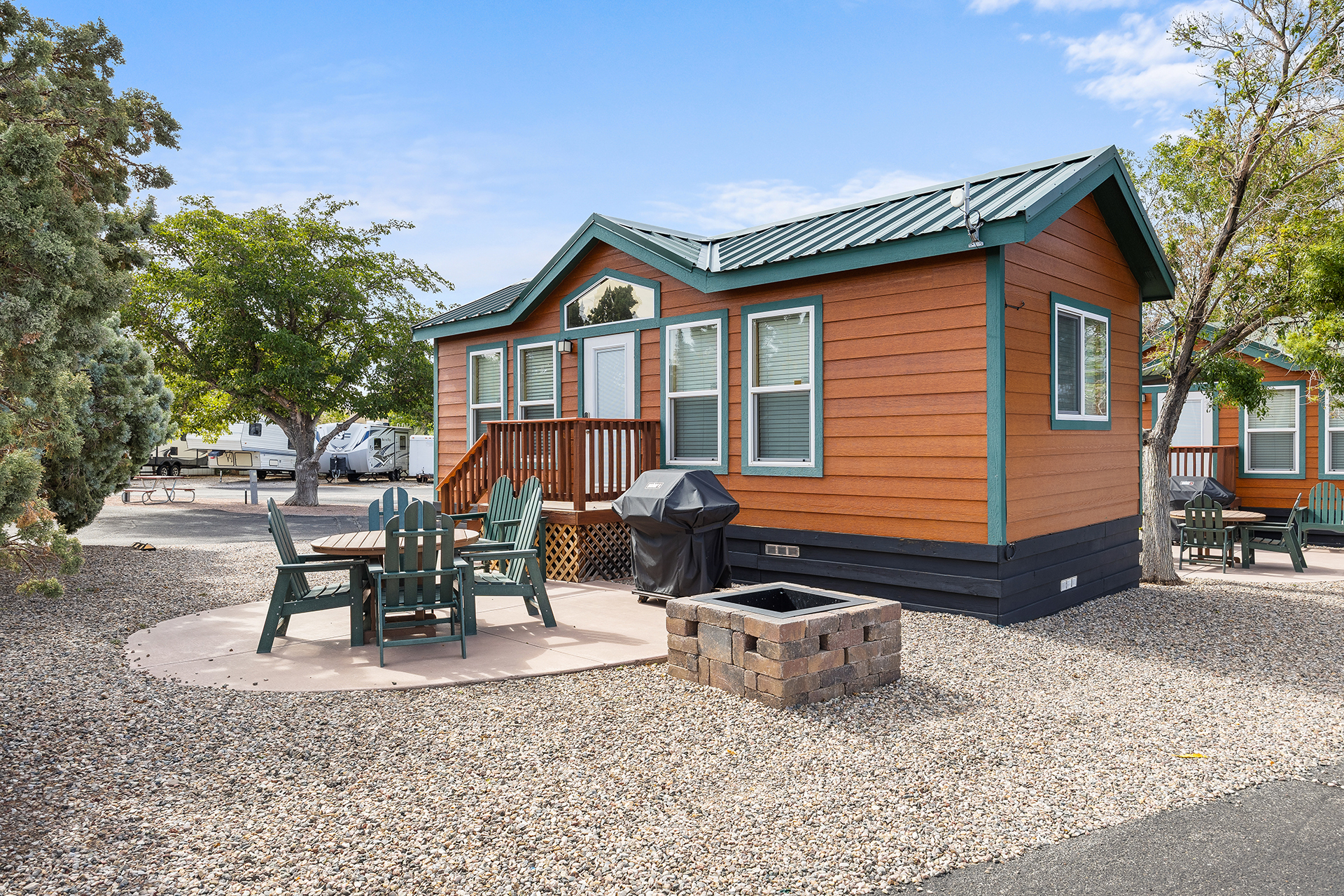 KL04 - Deluxe Cabin, 2 Room with Patio (Full Bath with Tub & Shower) – Sleeps 6