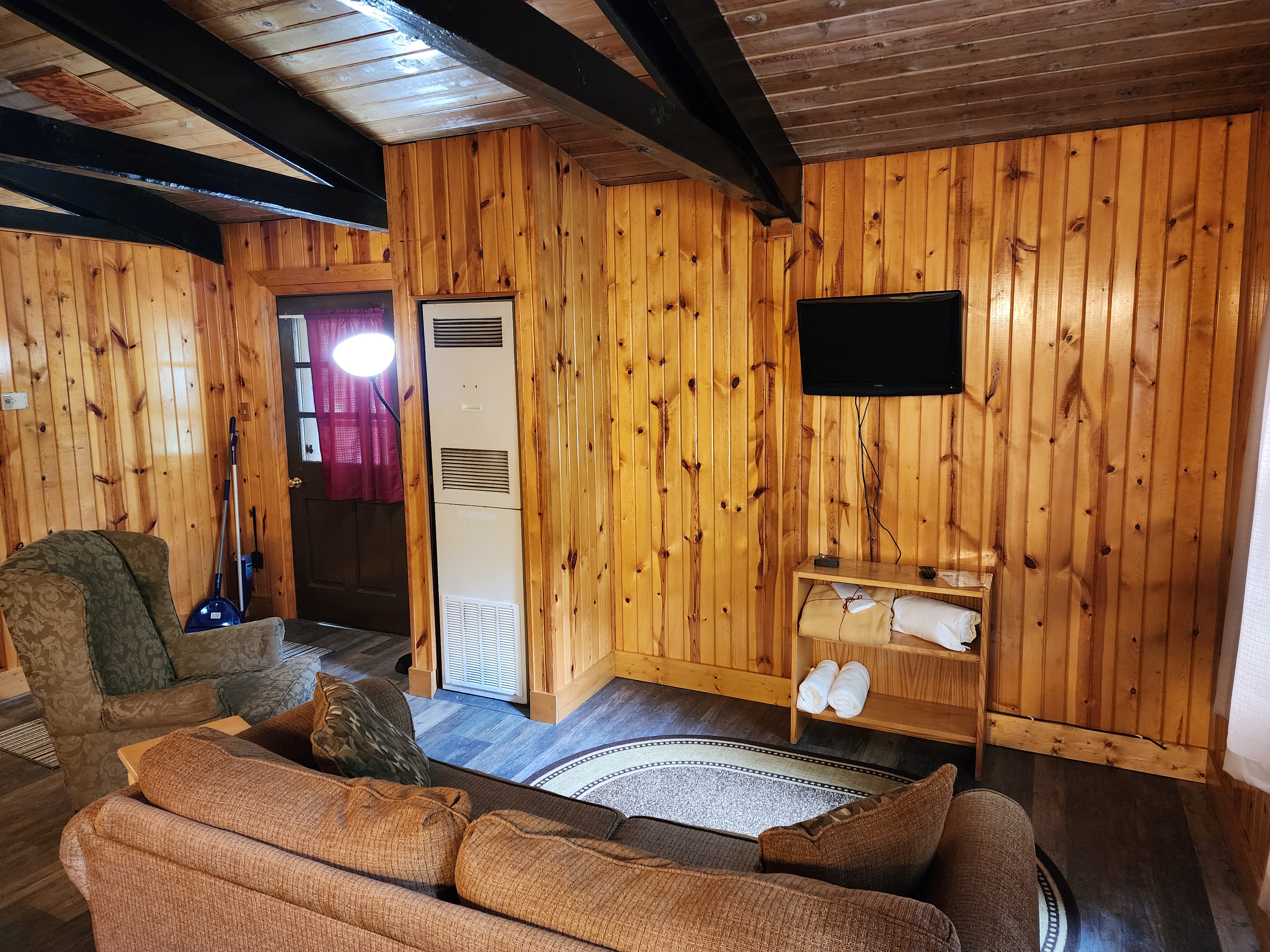 C07 Deluxe Cabin Livingroom 1