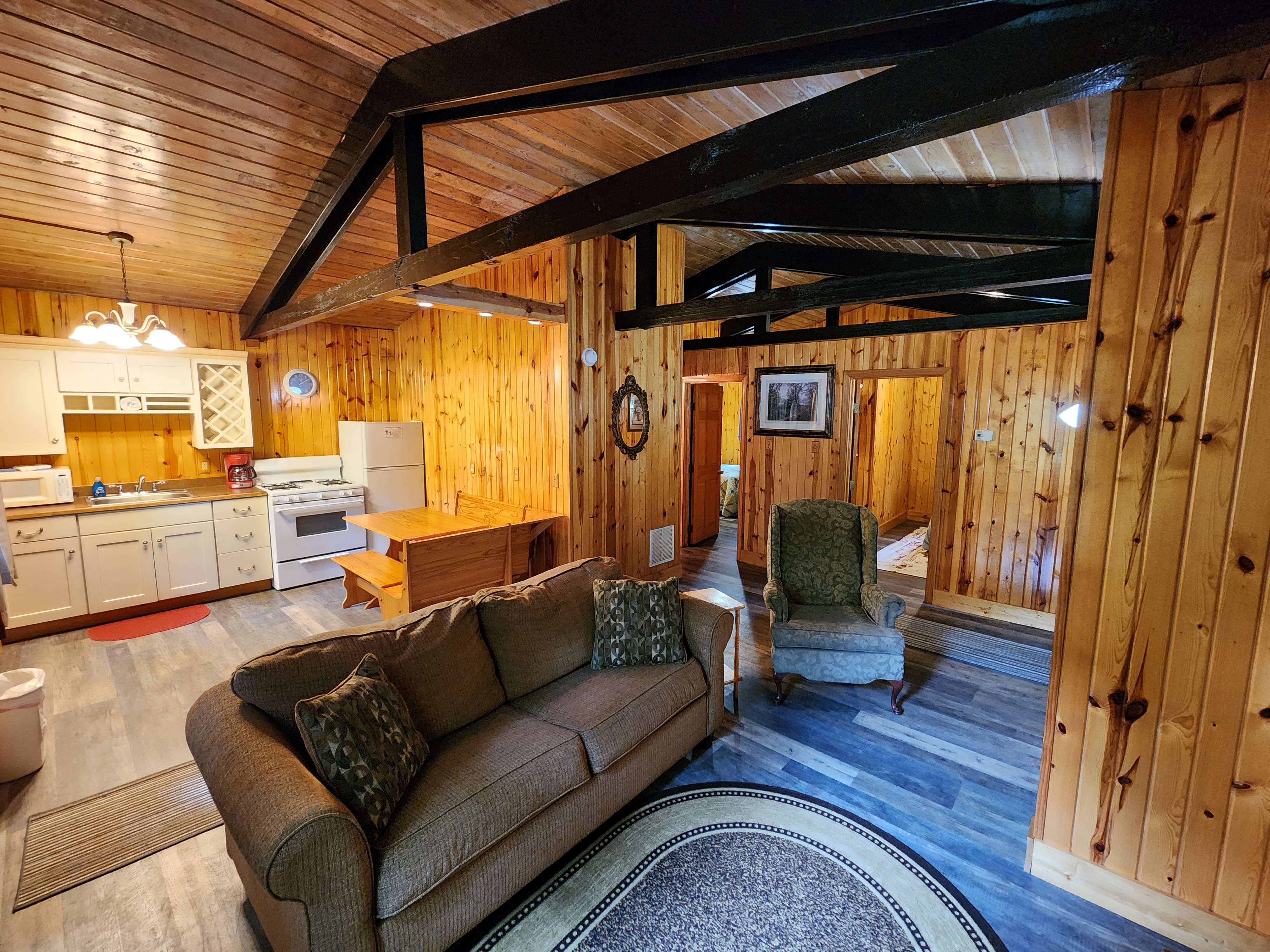 C07 Deluxe Cabin Livingroom 1-2