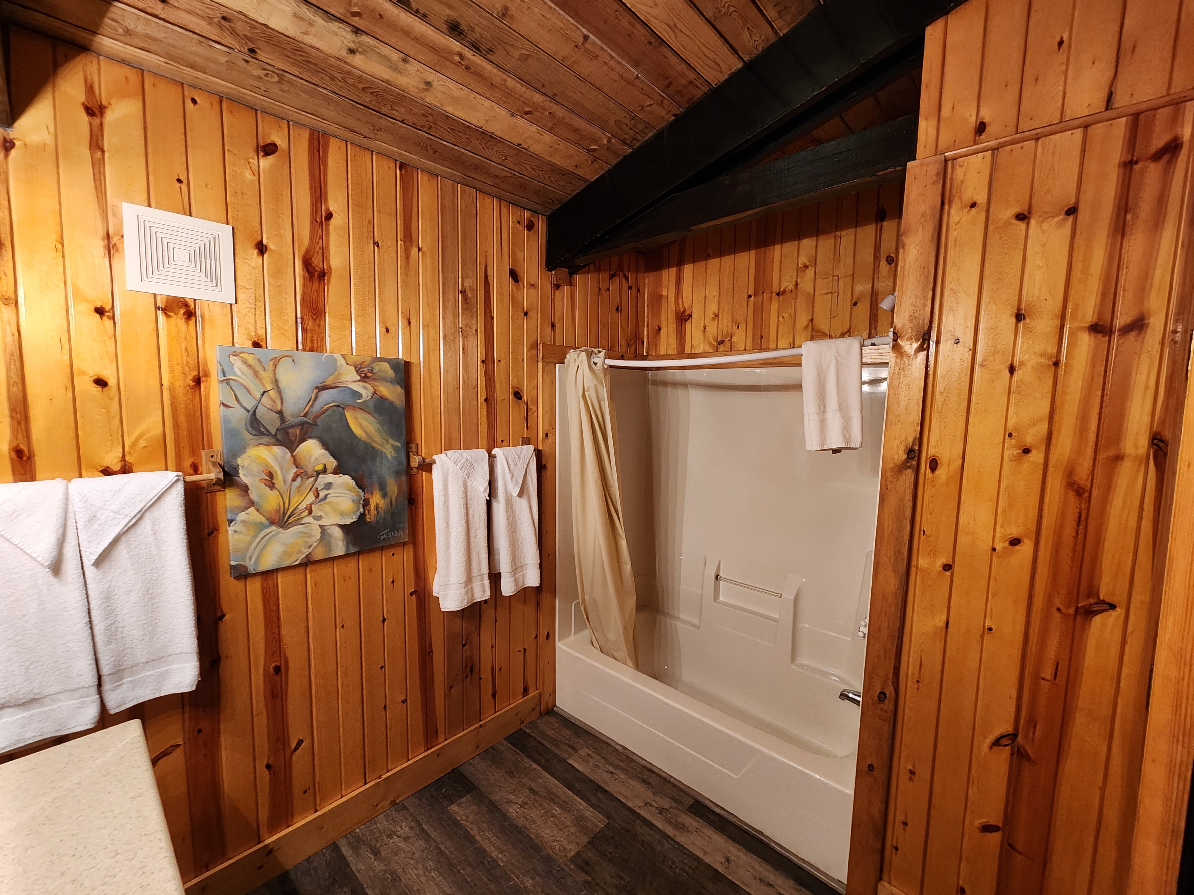C07 Deluxe Cabin Bathroom 1-2