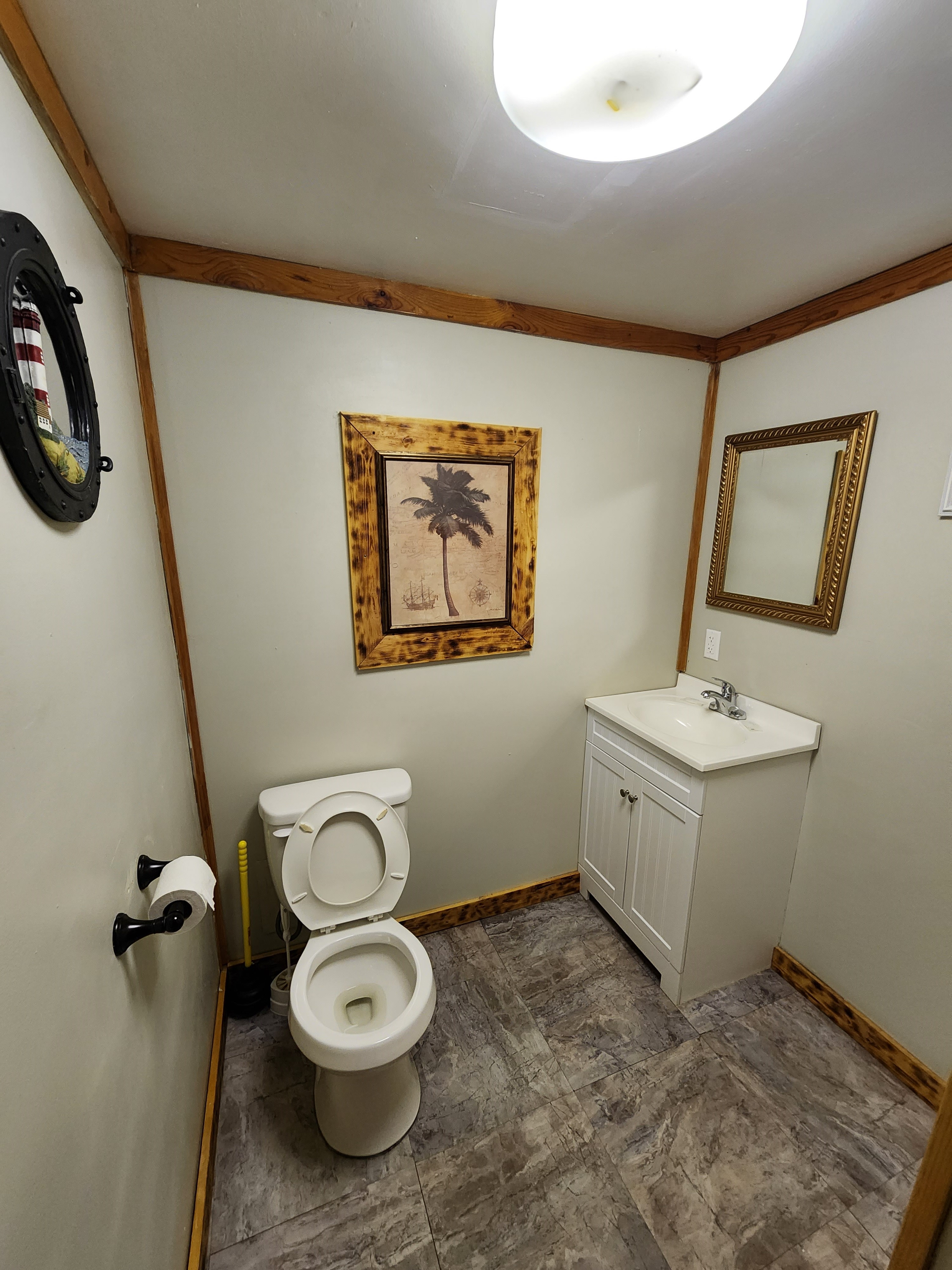 C04 Deluxe Cabin Bathroom 1-2