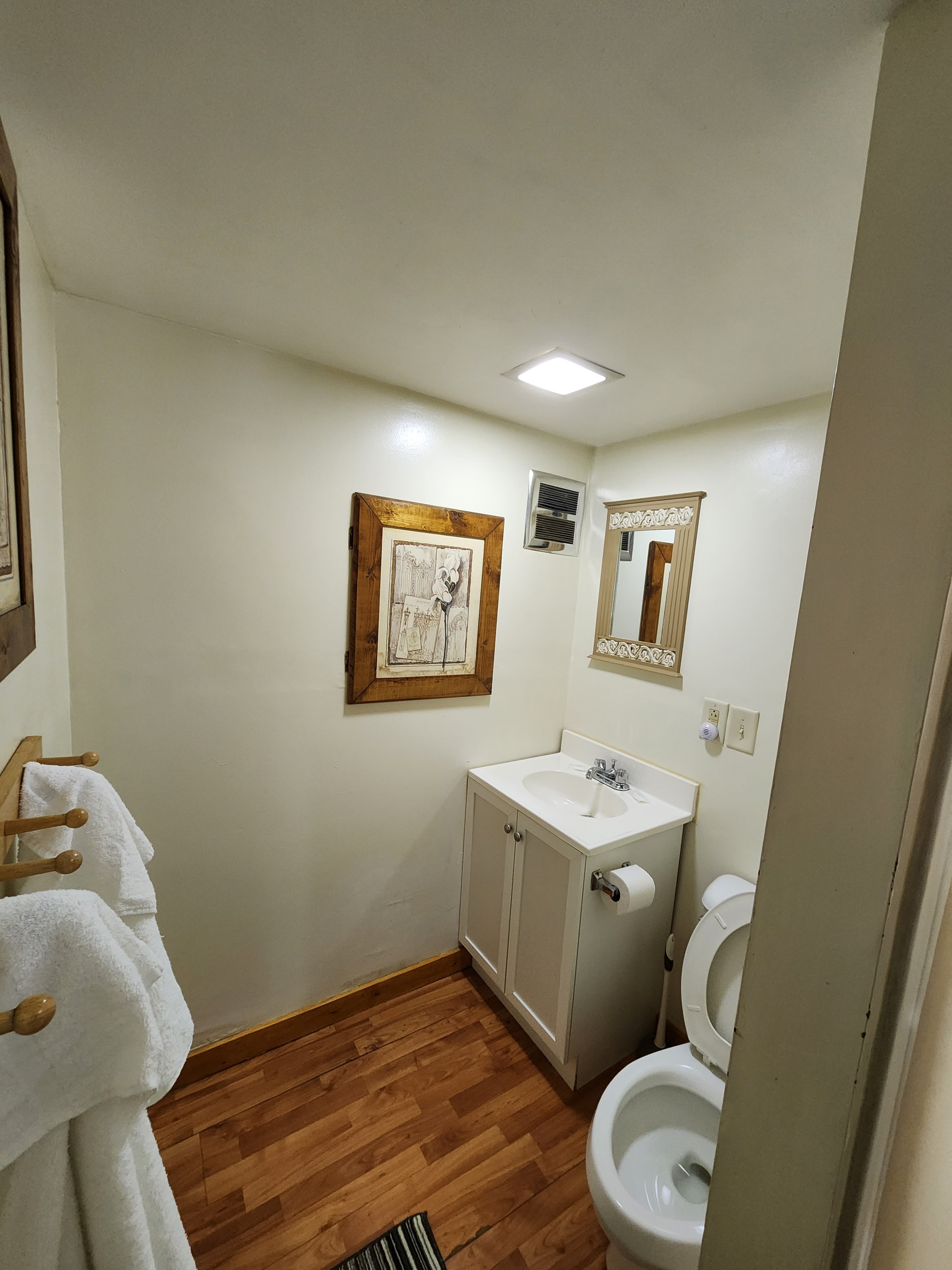C02 Deluxe Cabin Bathroom - 1