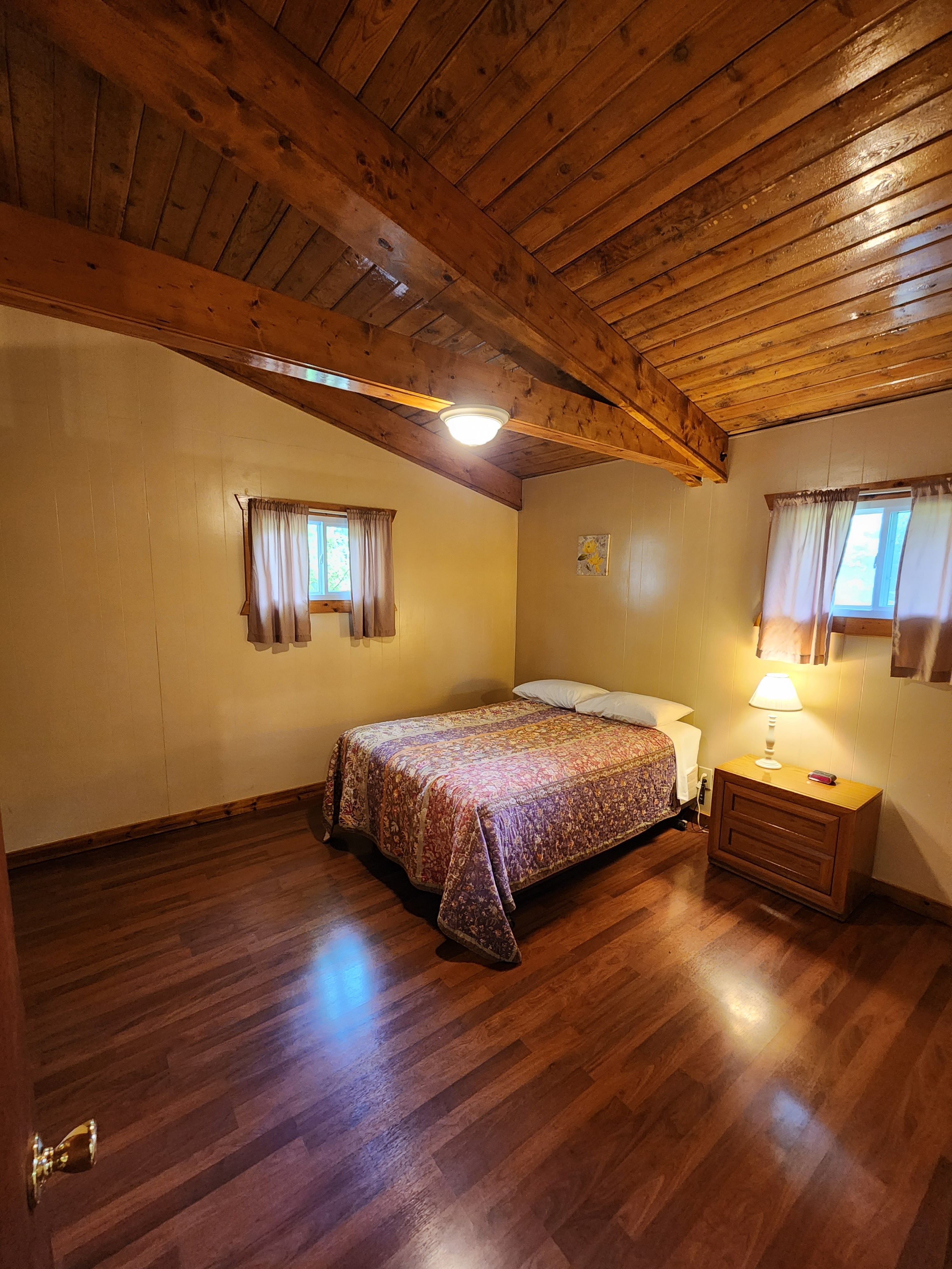 C05 Deluxe Cabin Bedroom 1-2