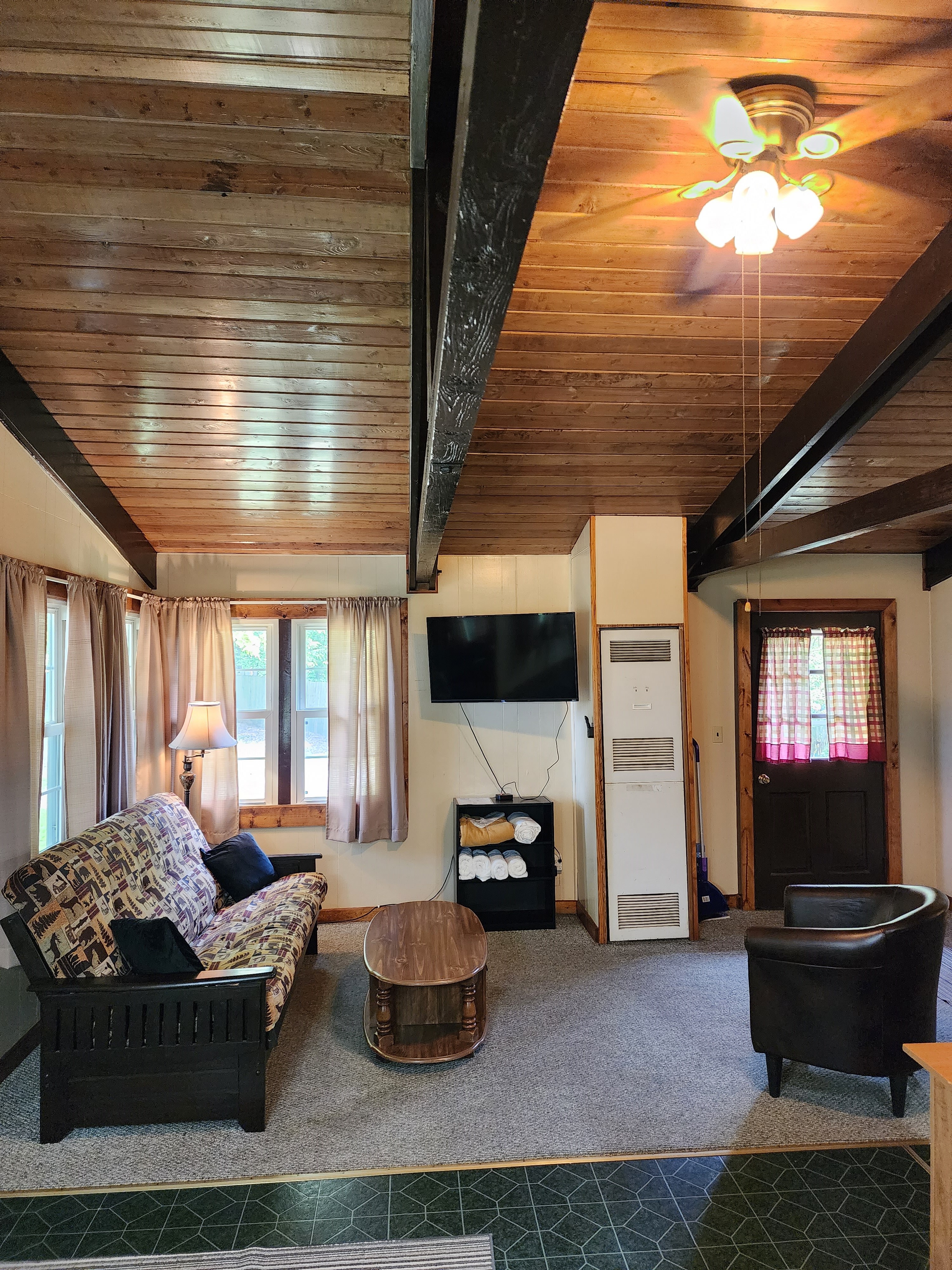 C02 Deluxe Cabin Livingroom 1