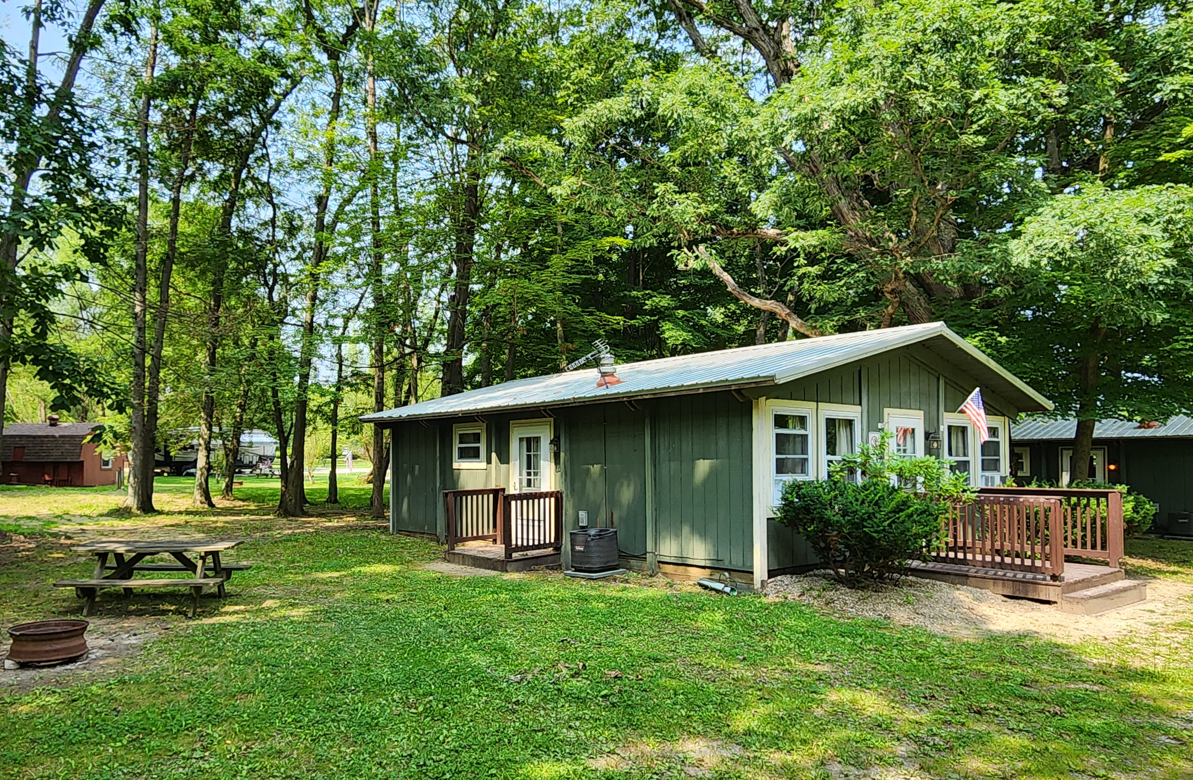 C04 Deluxe Cabin