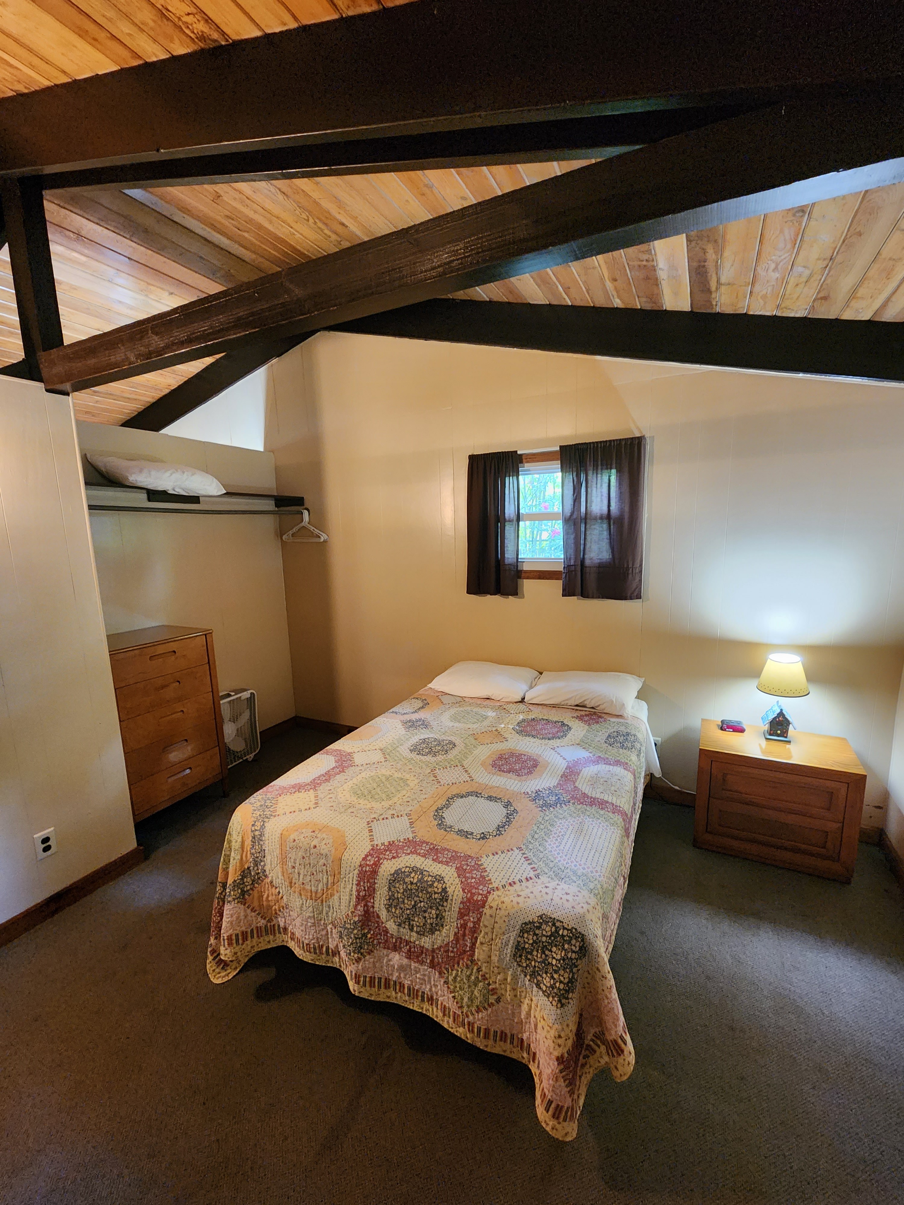 C02 Deluxe Cabin Bedroom 2-1