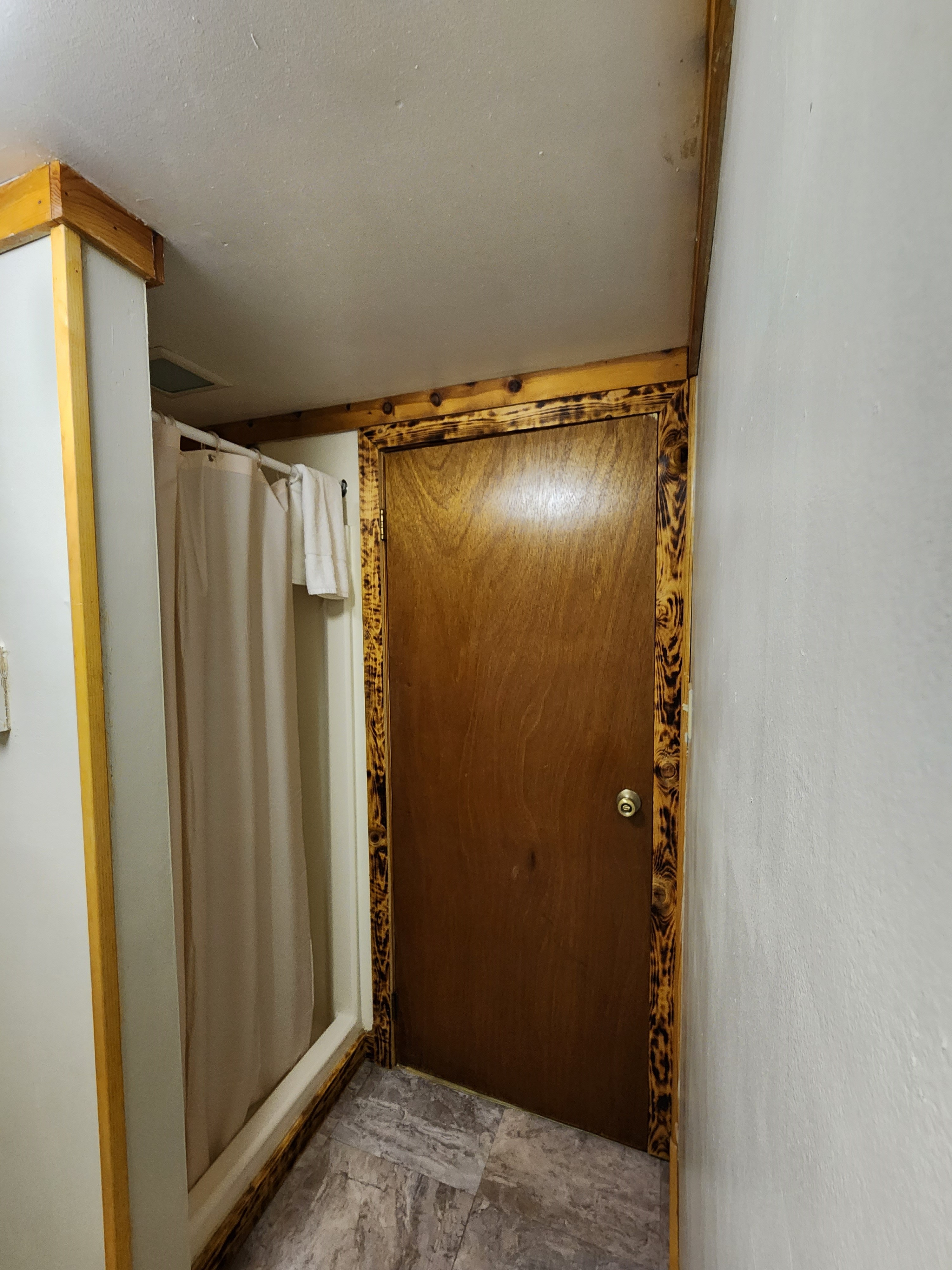 C04 Deluxe Cabin Bathroom 1