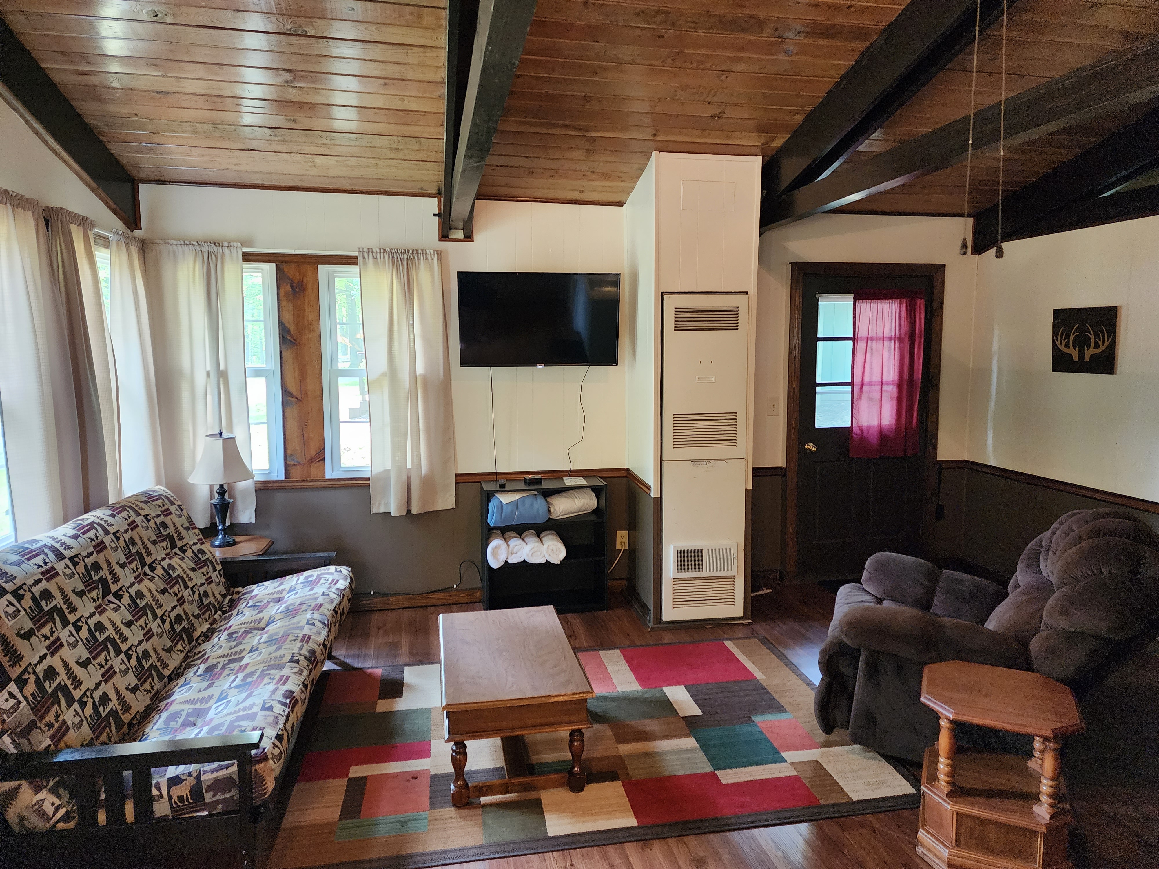 C01 Deluxe Cabin Livingroom