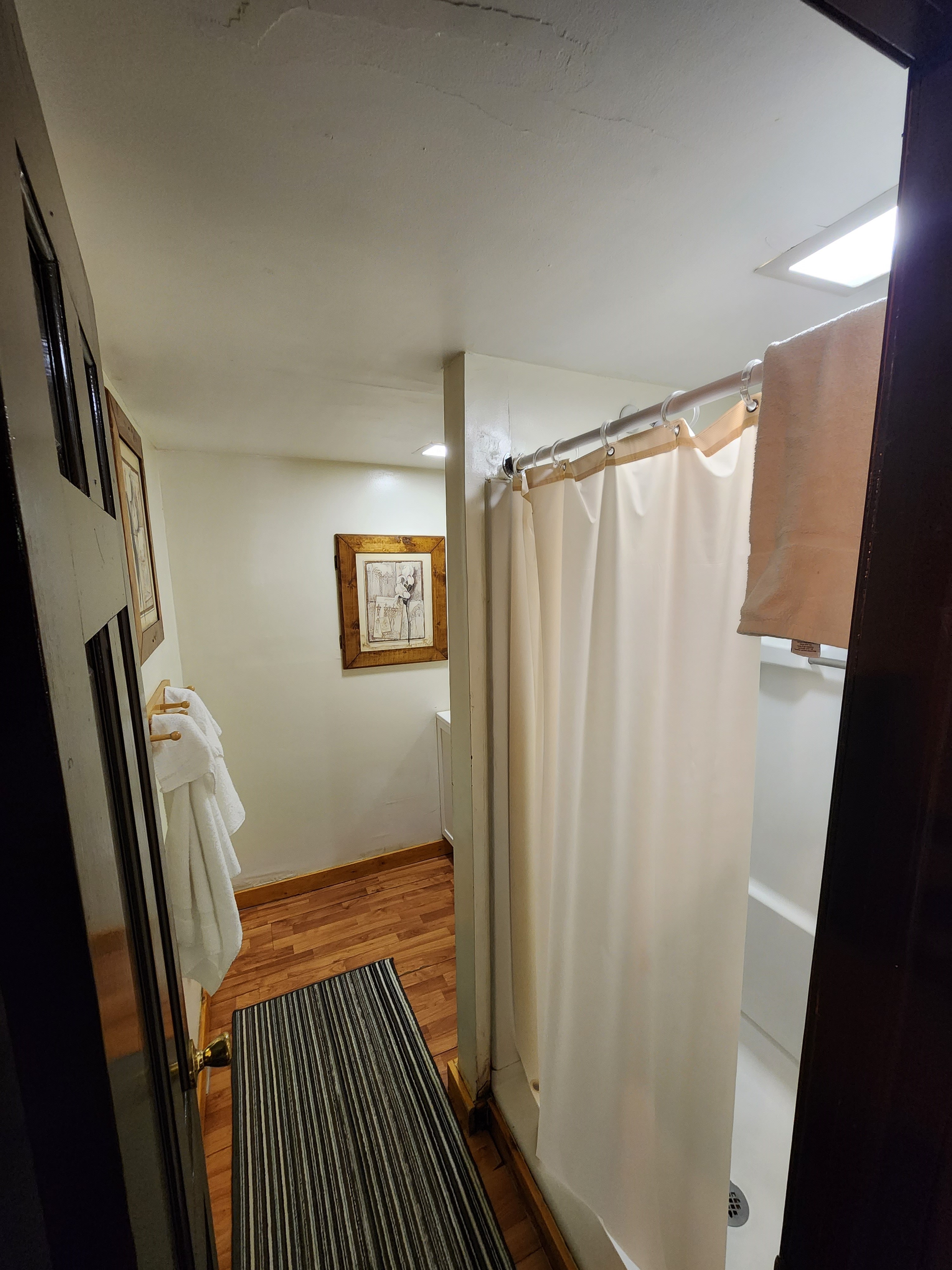 C02 Deluxe Cabin Bathroom - 2