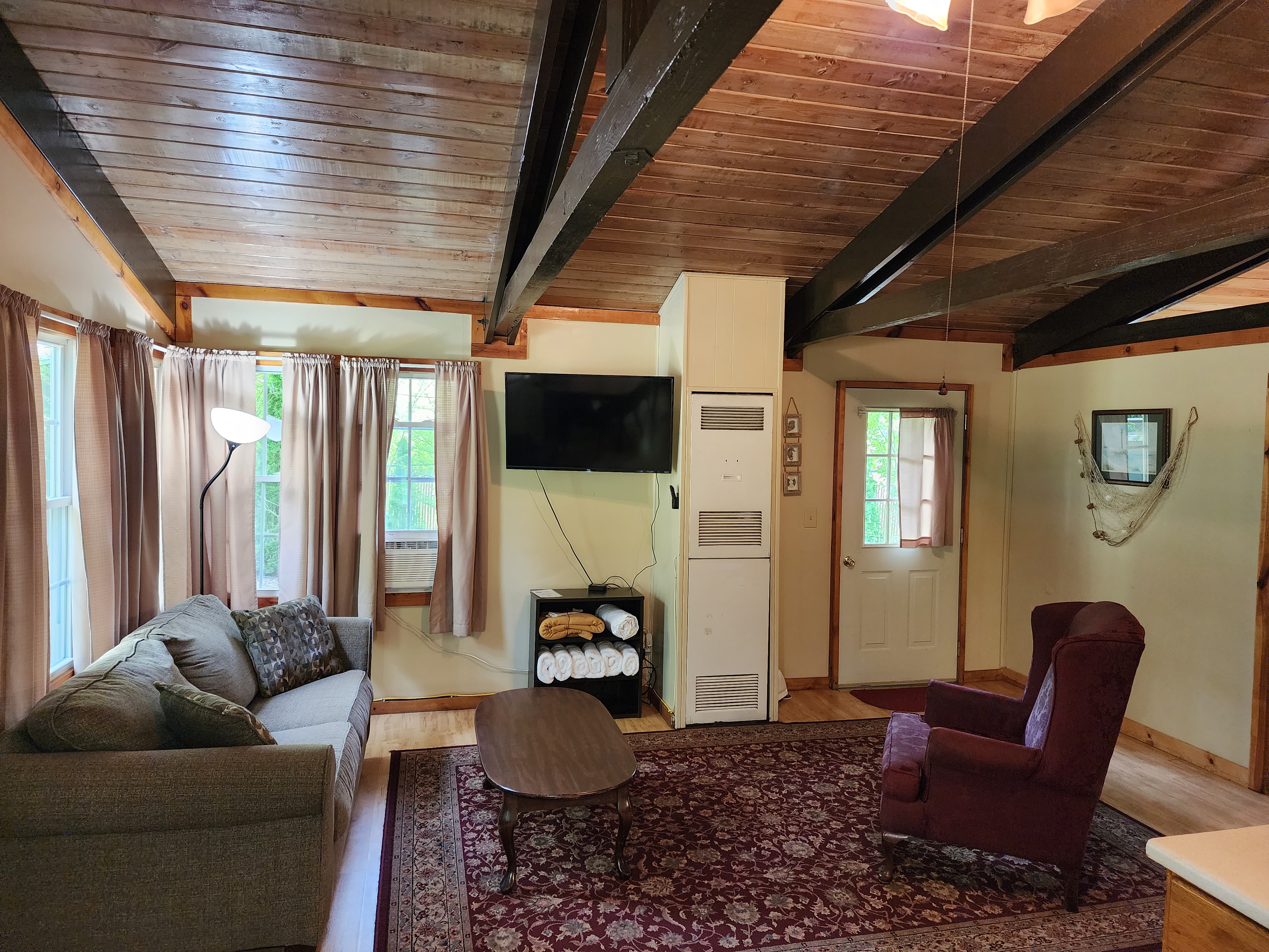 C04 Deluxe Cabin Livingroom