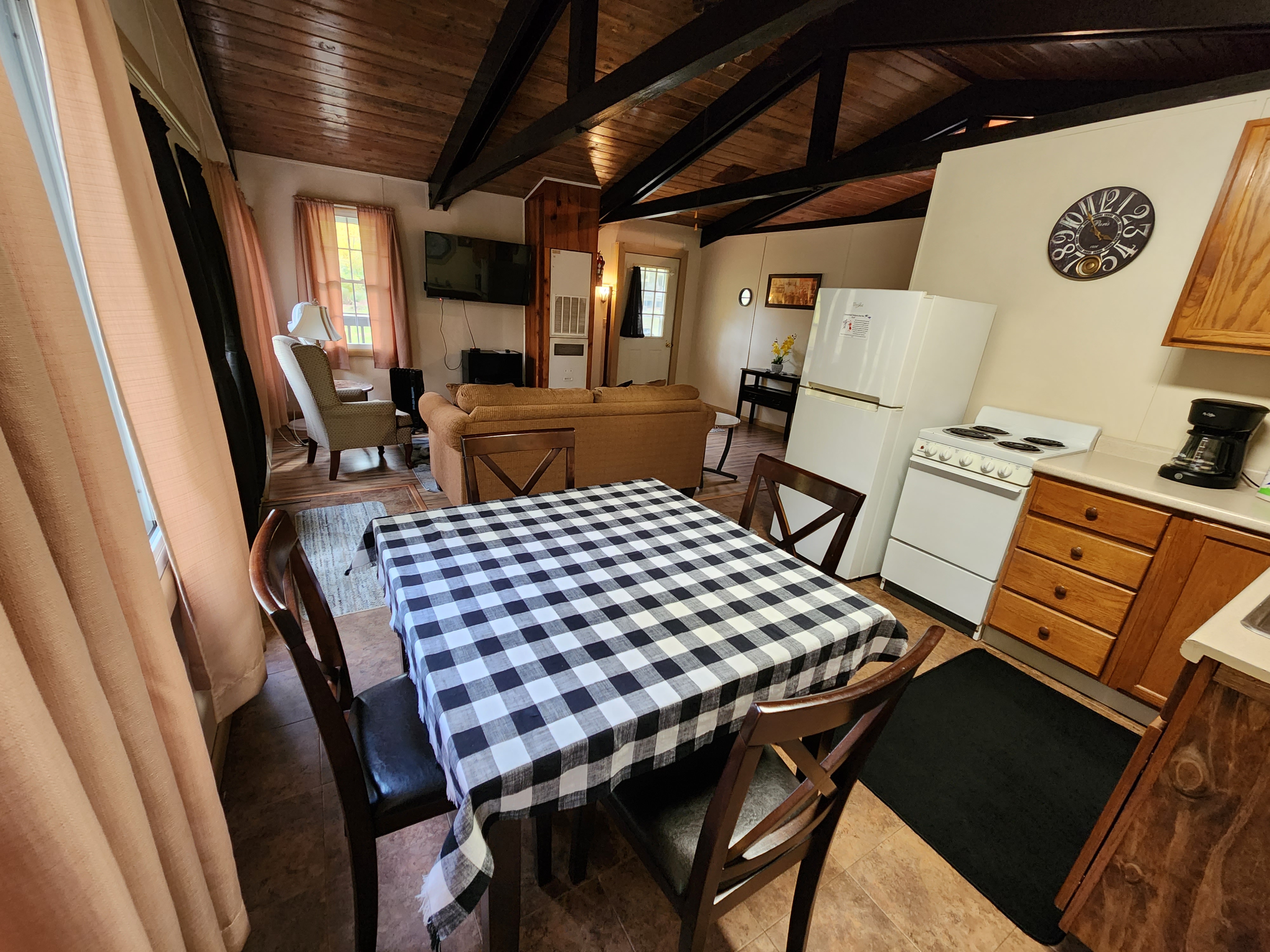 C06 Dining area