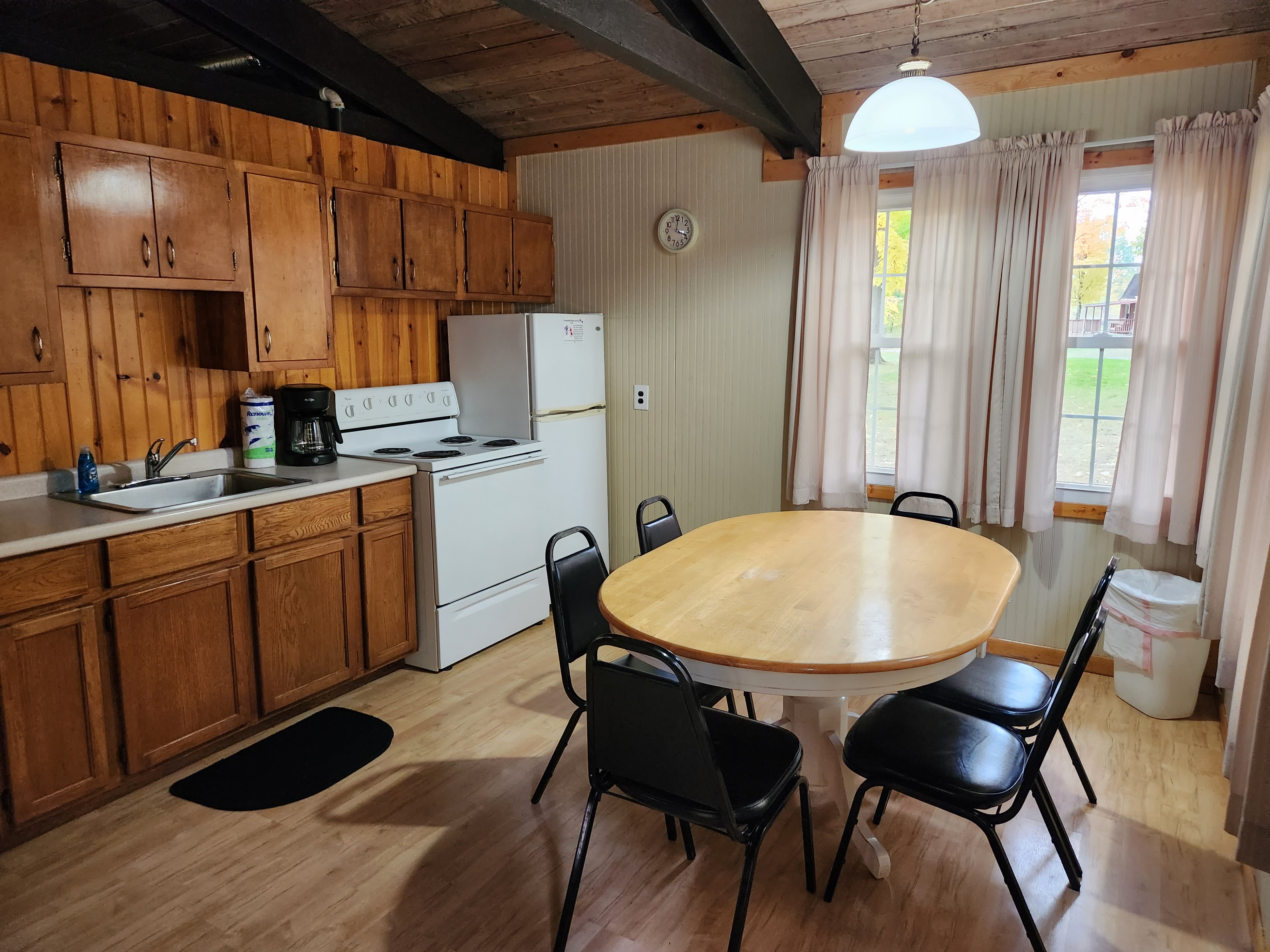 C08 Kitchen / Dining area