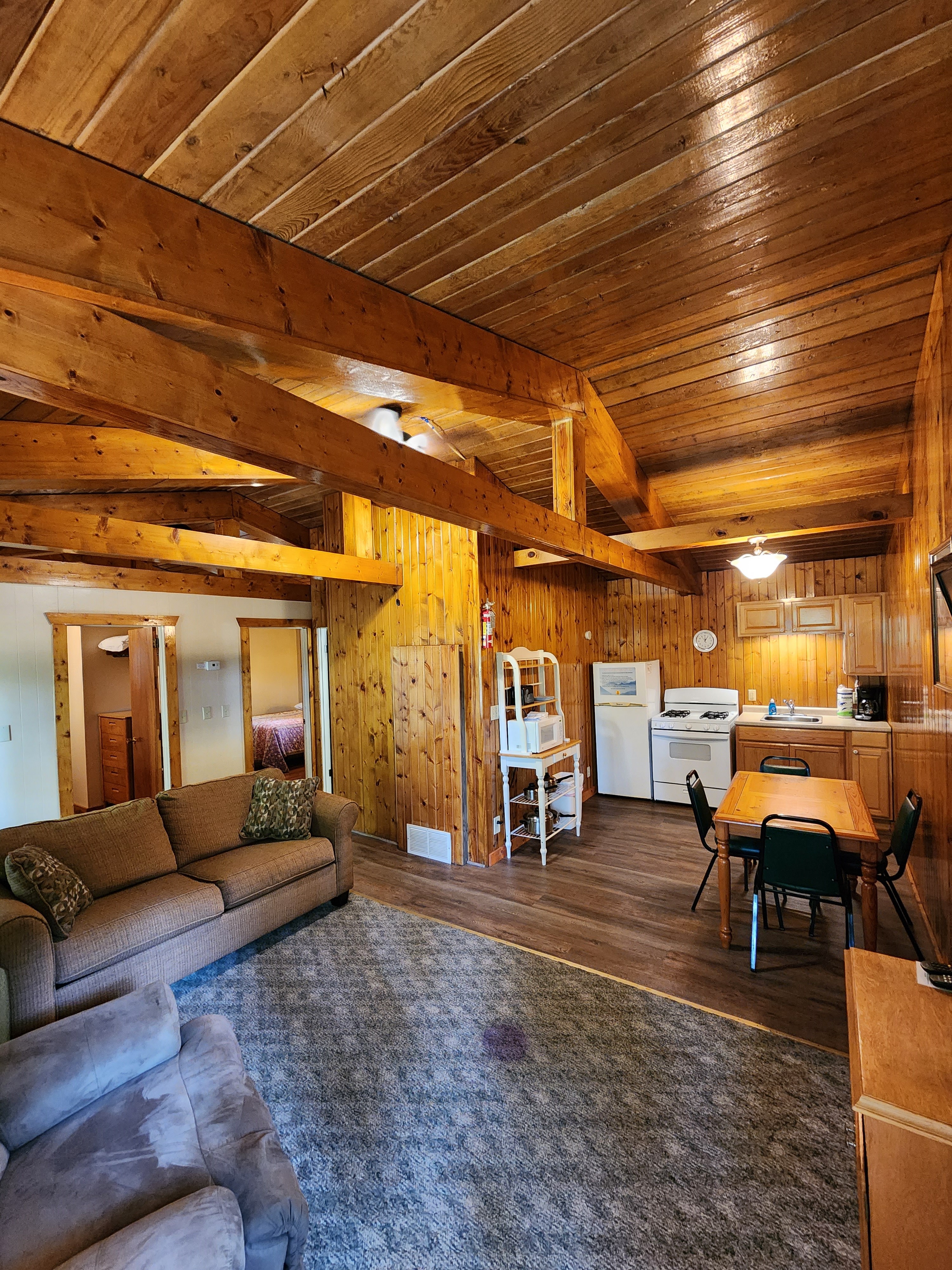 C05 Deluxe Cabin Livingroom 1