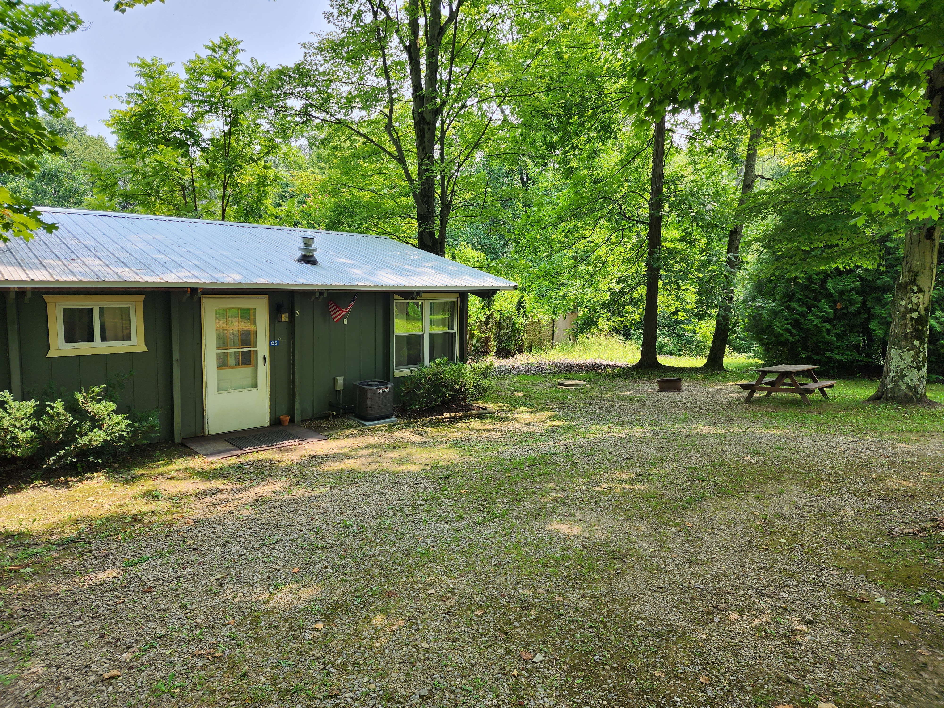 C05 Deluxe Cabin Picnic and Fire area