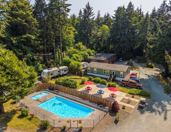 Looking for an Oregon Coast campground with a pool? The heated swimming pool at Bandon / Port Orford KOA Journey is the perfect place to unwind and swim after a long day on the road. Open from Memorial Day weekend through Customer Appreciation weekend, it offers a refreshing escape for the whole family.