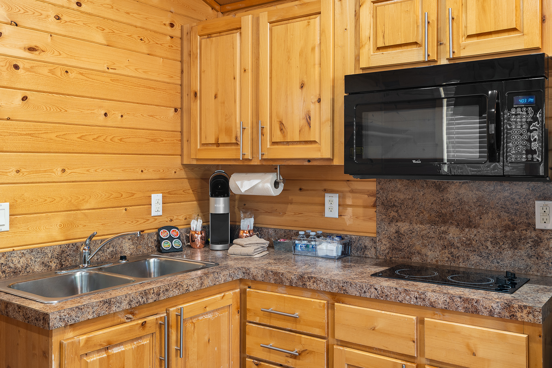Deluxe Cabin, 2 Room (Full Bath with Tub & Shower) – Sleeps 6