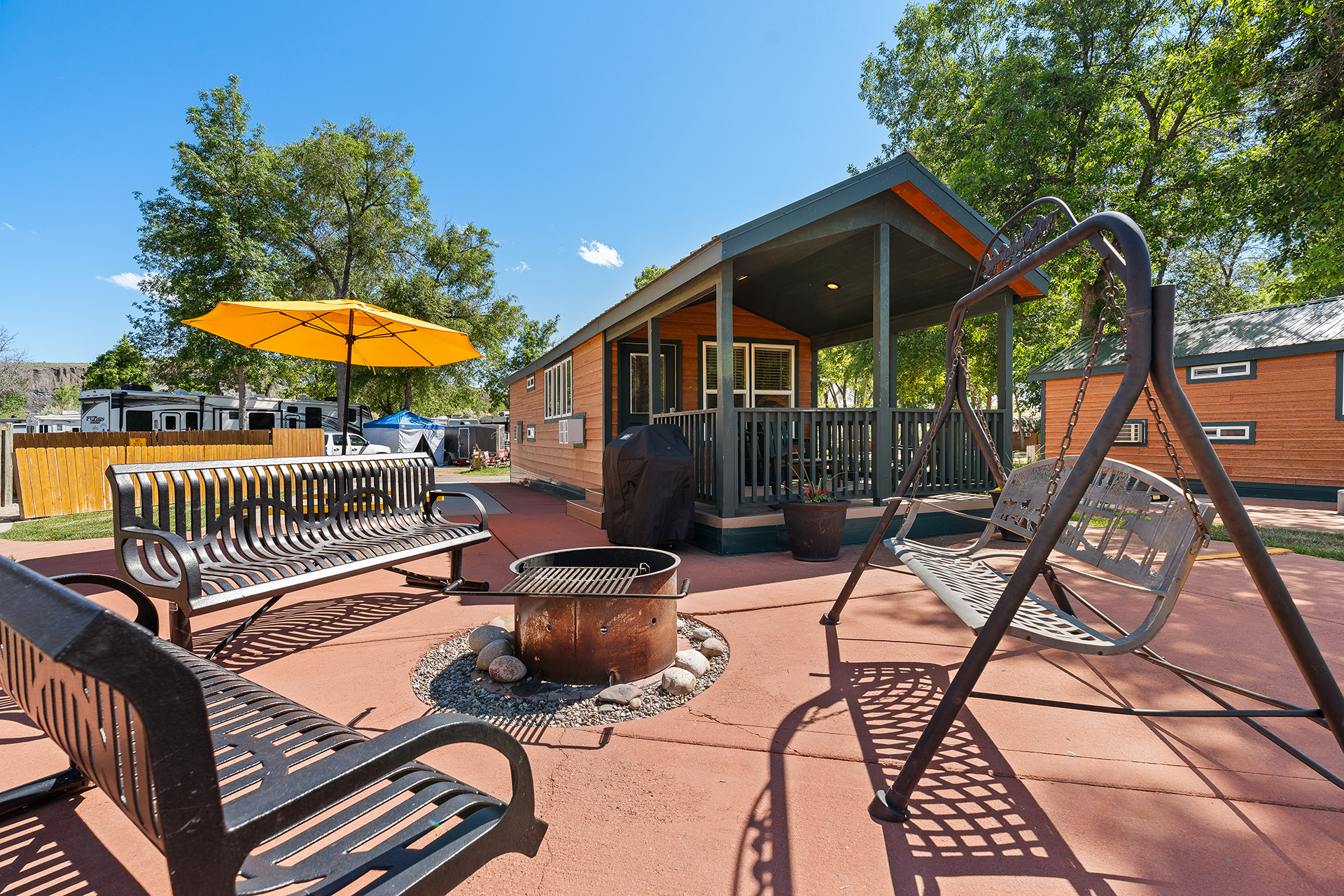Deluxe Cabin, 2 Room (Full Bath with Tub & Shower) – Sleeps 6