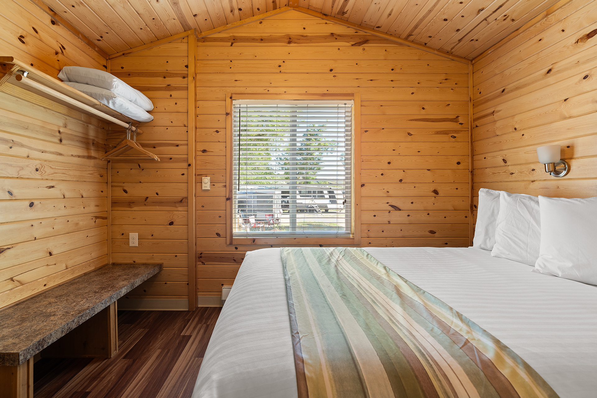 Deluxe Cabin, 2 Room (Full Bath with Tub & Shower) – Sleeps 6