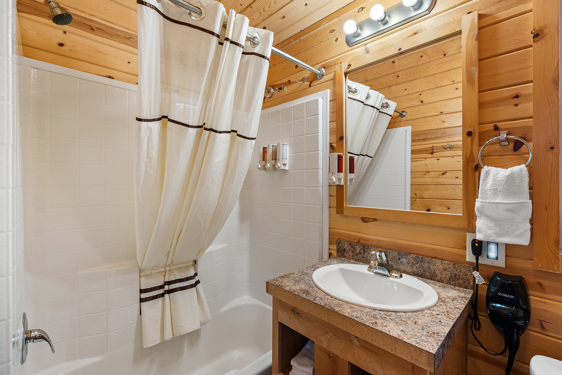 Deluxe Cabin, 2 Room (Full Bath with Tub & Shower) – Sleeps 6