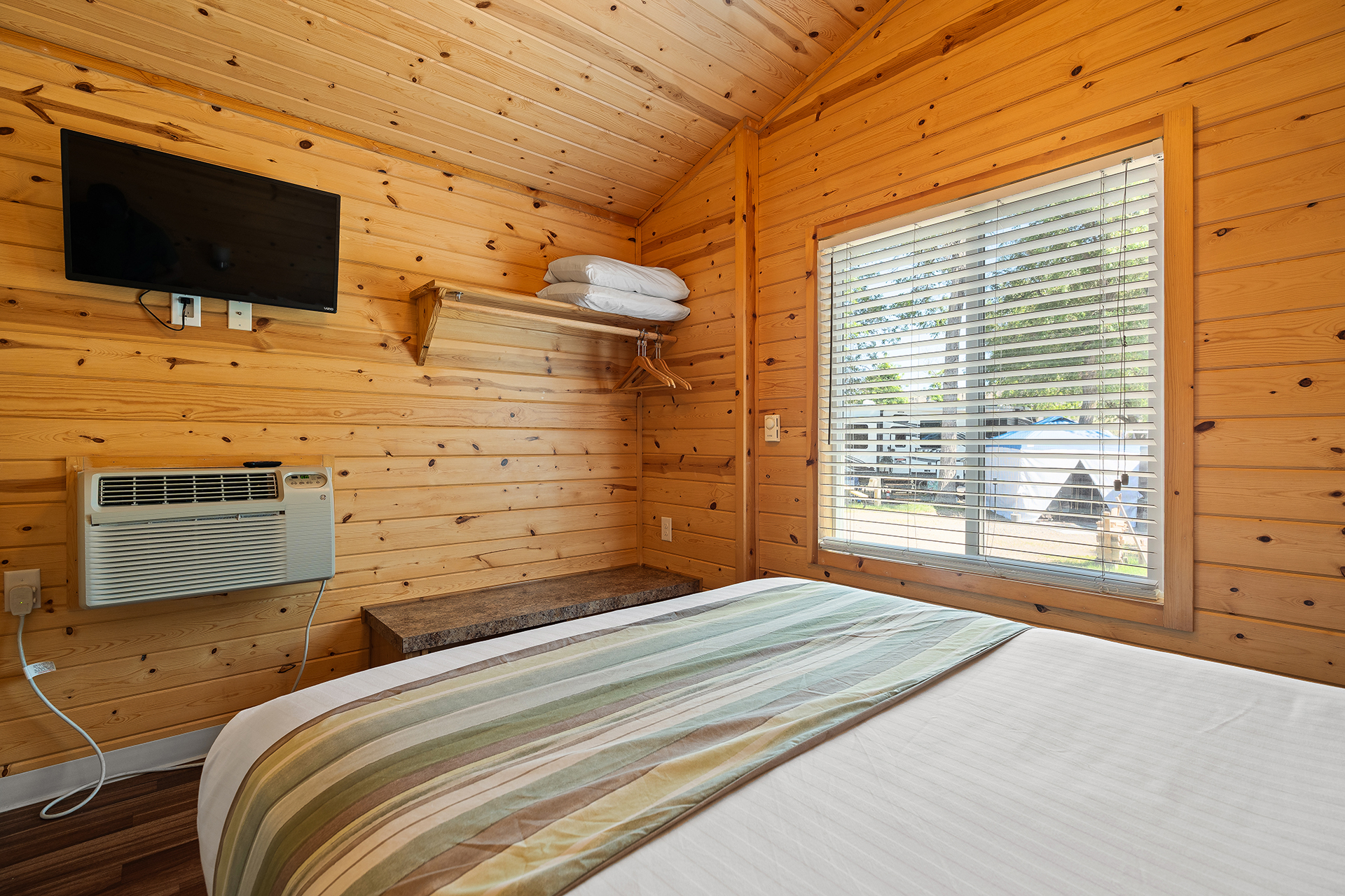 Deluxe Cabin, 2 Room (Full Bath with Tub & Shower) – Sleeps 6