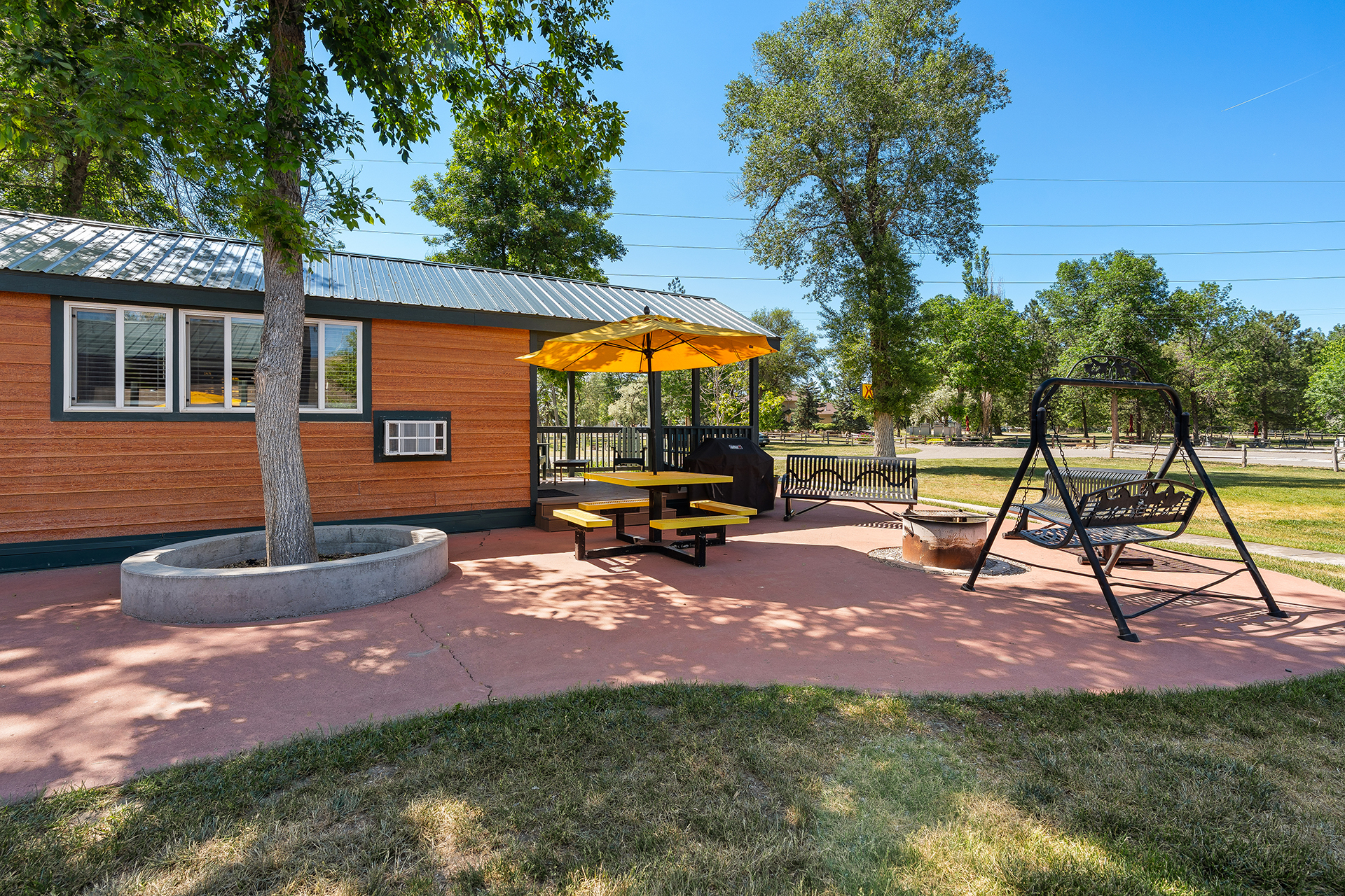 Deluxe Cabin, 2 Room (Full Bath with Tub & Shower) – Sleeps 6