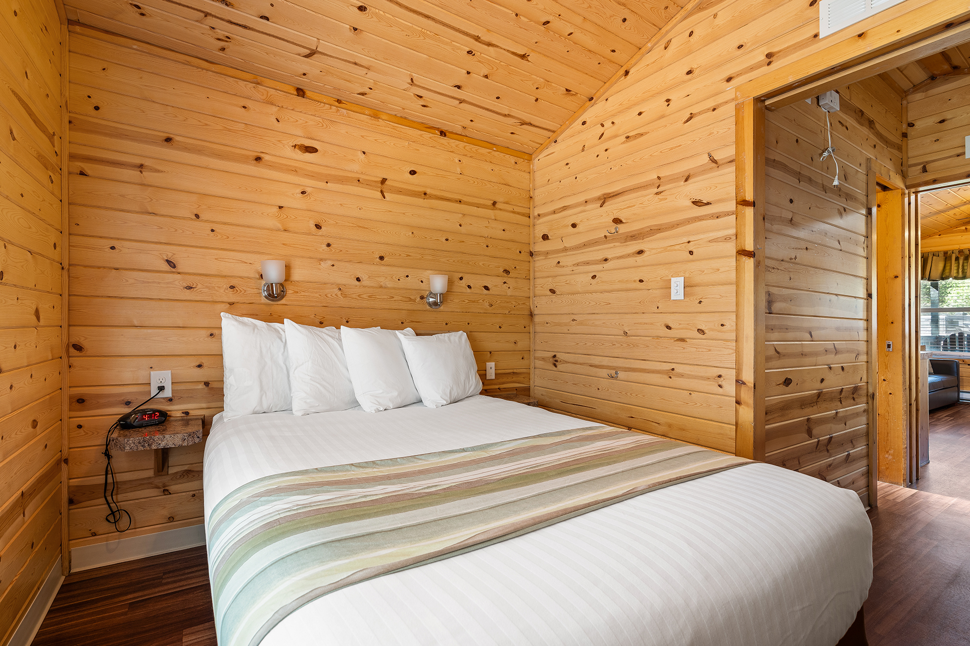Deluxe Cabin, 2 Room (Full Bath with Tub & Shower) – Sleeps 6