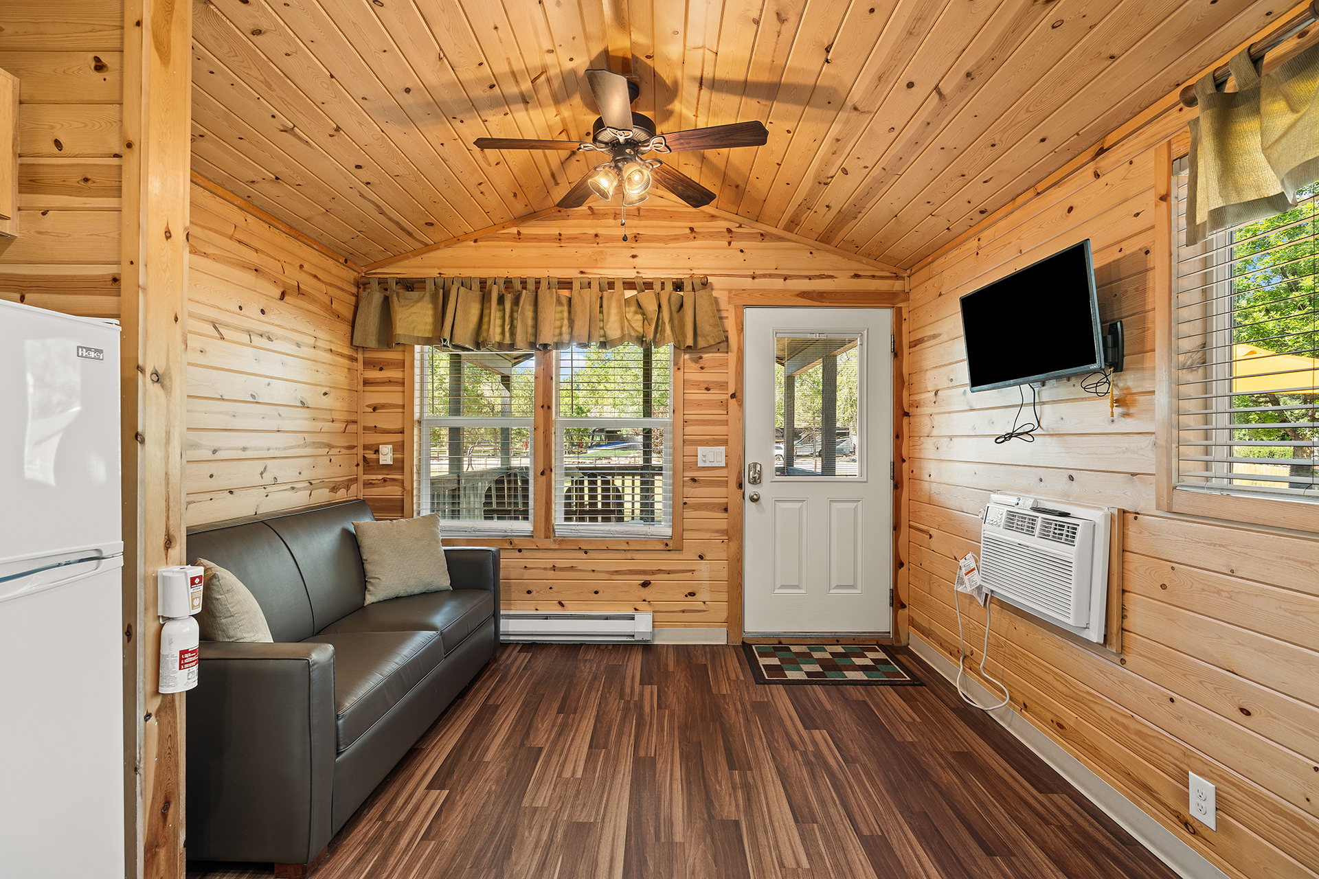 Deluxe Cabin, 2 Room (Full Bath with Tub & Shower) – Sleeps 6