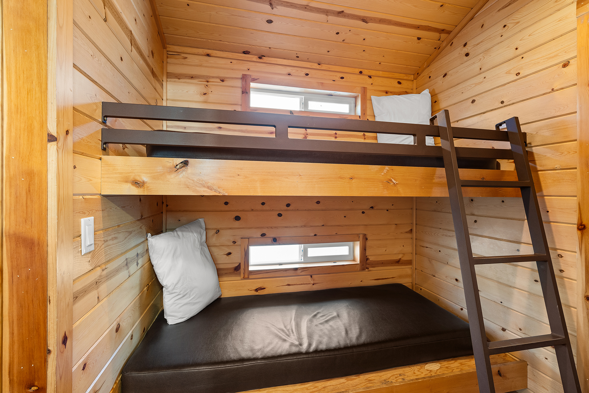 Deluxe Cabin, 2 Room (Full Bath with Tub & Shower) – Sleeps 6