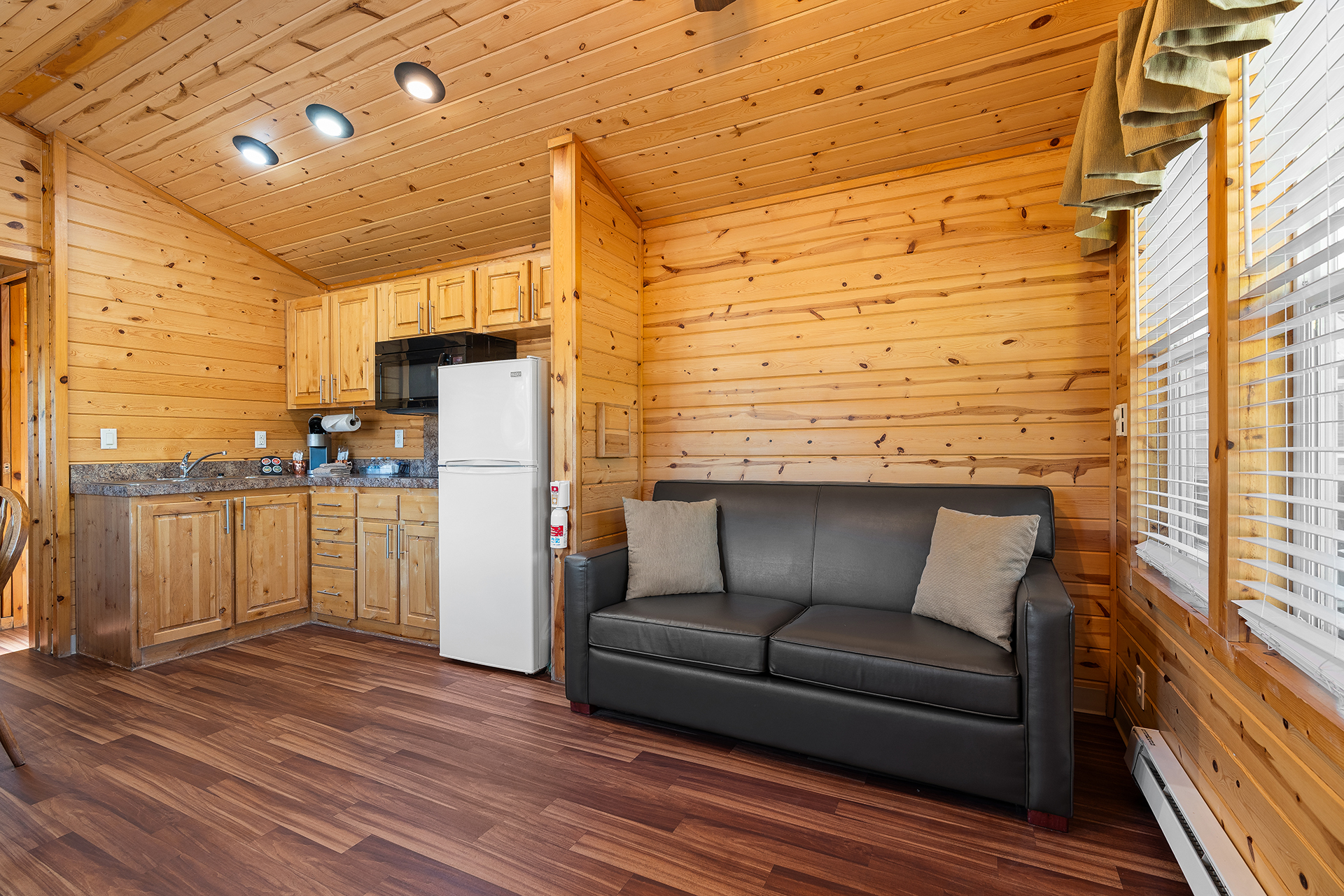 Deluxe Cabin, 2 Room (Full Bath with Tub & Shower) – Sleeps 6