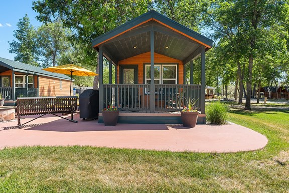 Deluxe Cabin, 2 Room (Full Bath with Tub & Shower) – Sleeps 6