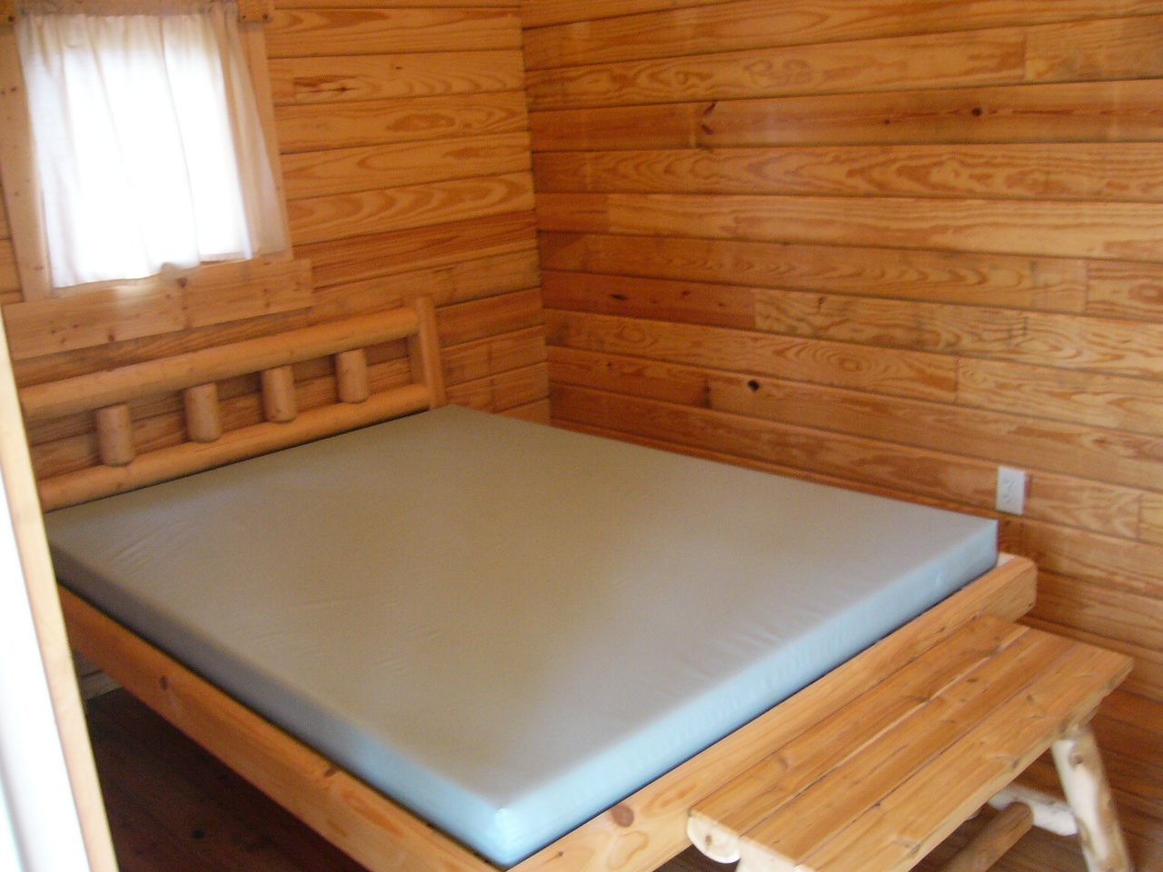 2 Adults can sleep very comfortable