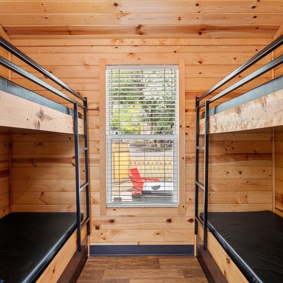 Deluxe Cabin w/ Hot Tub