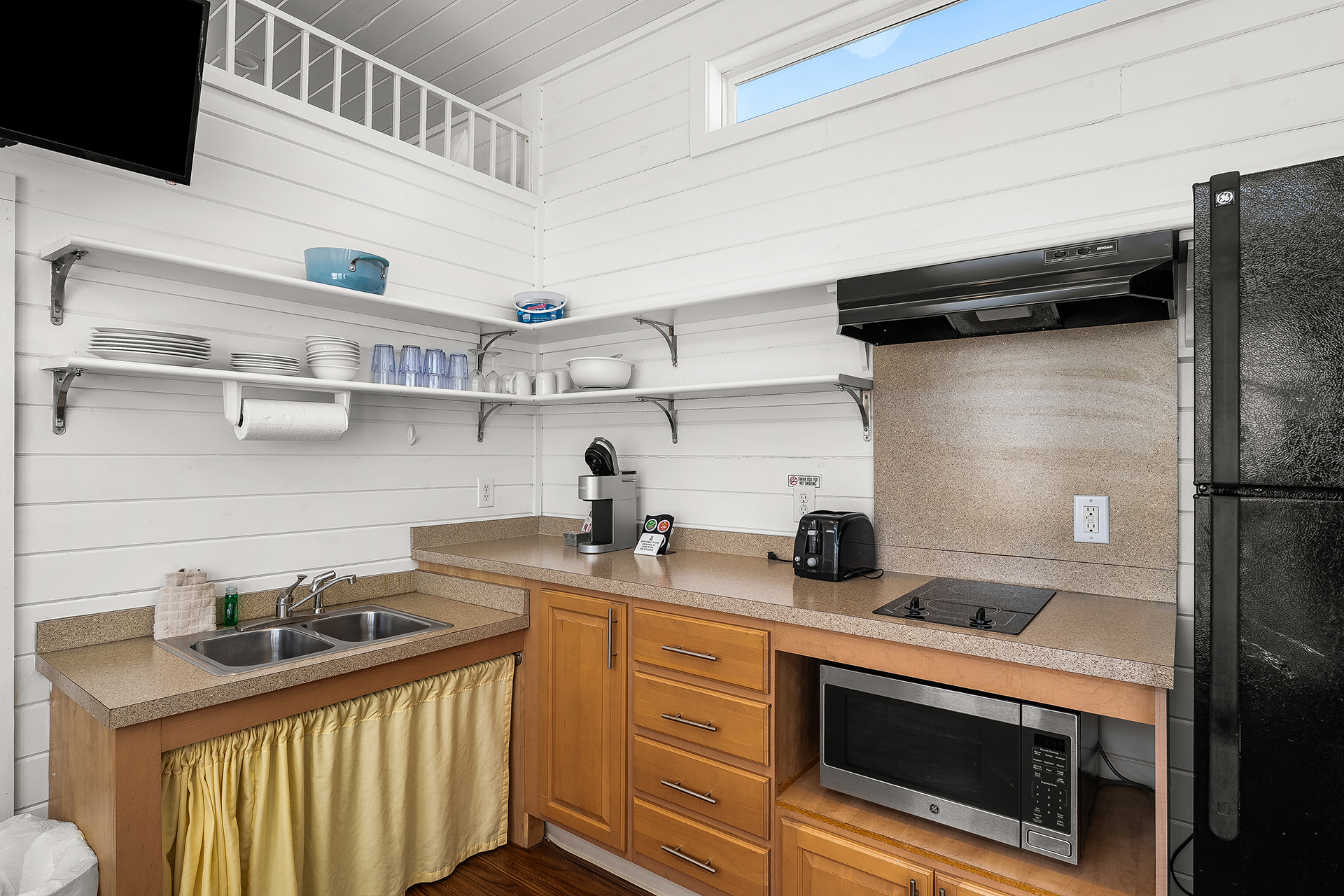 DC1641 - Deluxe Cabin, 1 Room with Loft (Full Bath with Shower) Accessible – Sleeps 6