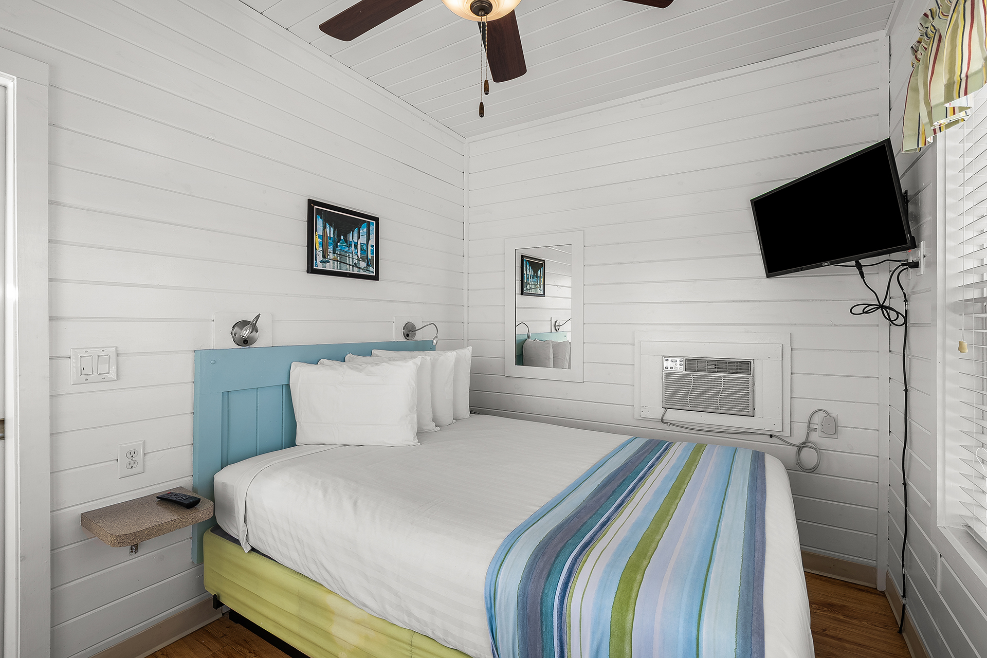 DC1641 - Deluxe Cabin, 1 Room with Loft (Full Bath with Shower) Accessible – Sleeps 6