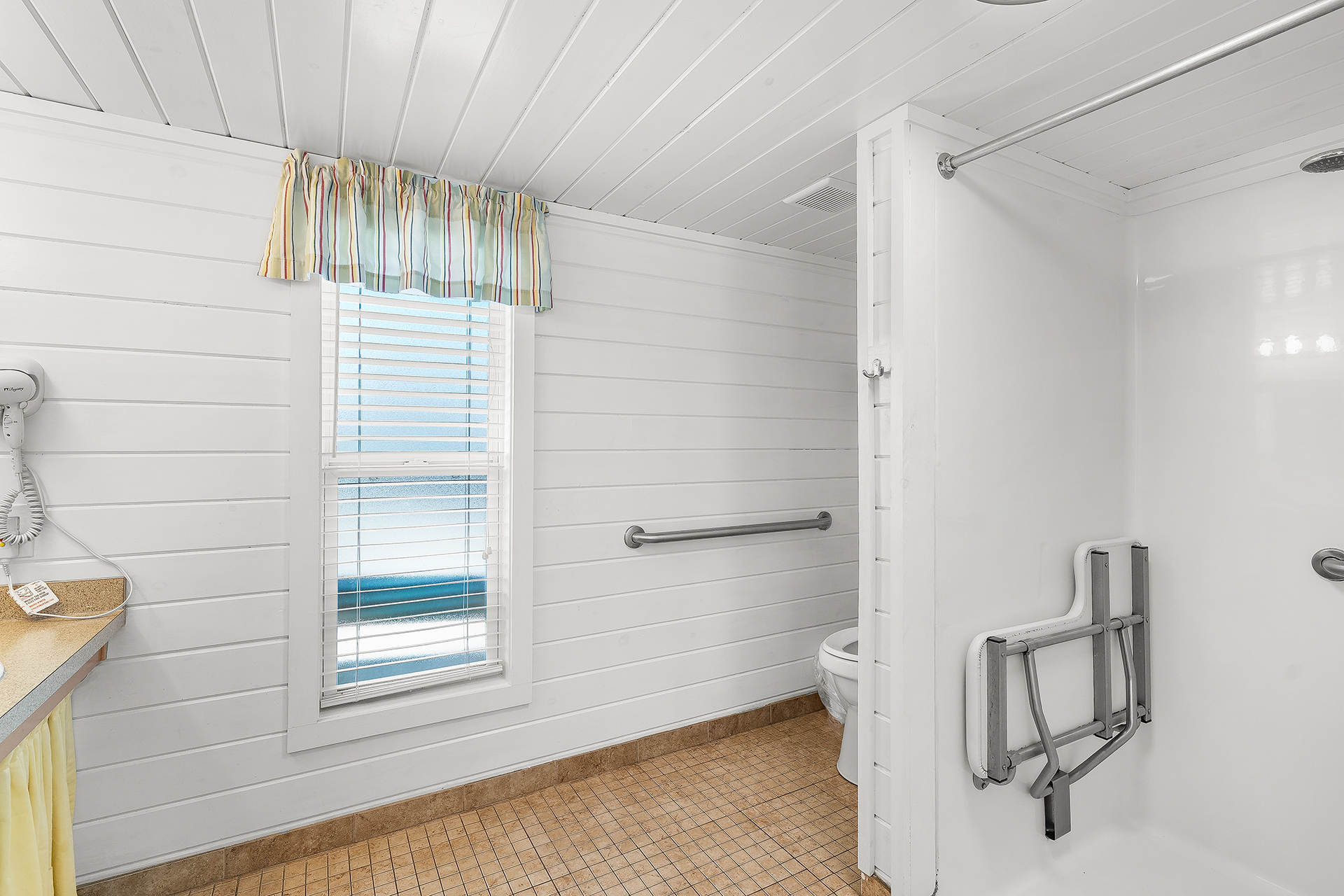 DC1641 - Deluxe Cabin, 1 Room with Loft (Full Bath with Shower) Accessible – Sleeps 6