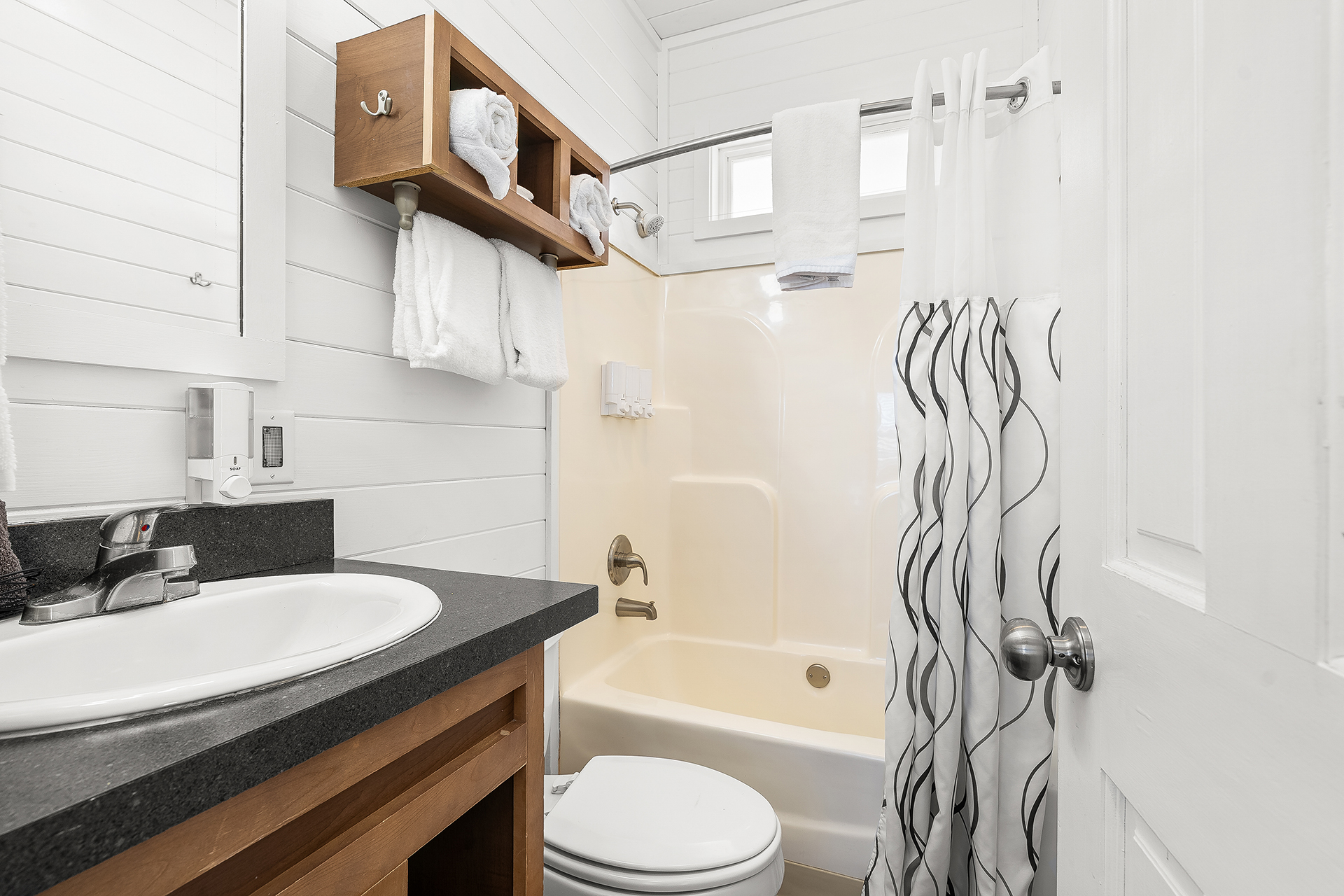 DC1503, Deluxe Cabin, 2 Room (Full Bath with Tub & Shower) – Sleeps 8