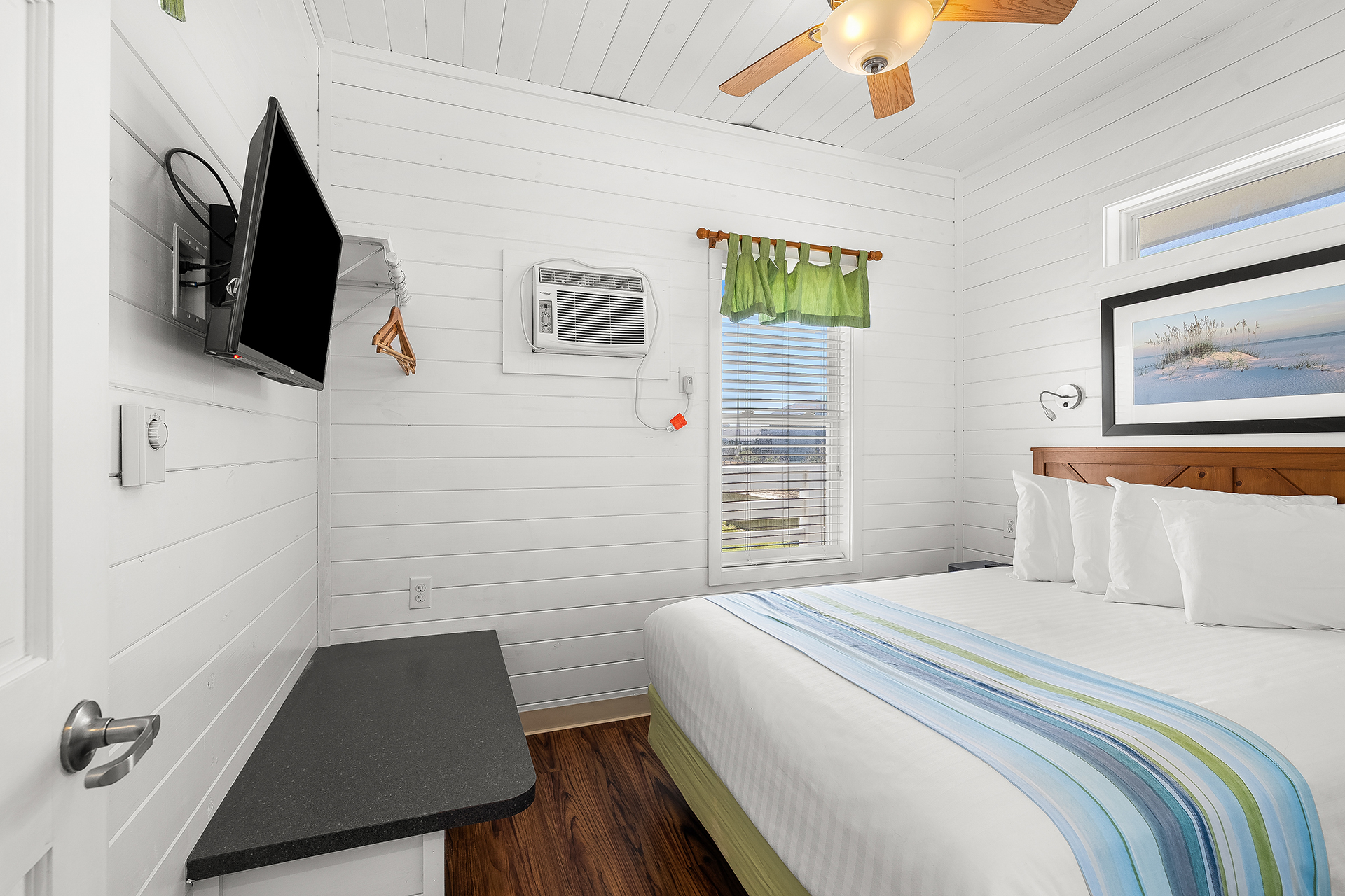 DC1503, Deluxe Cabin, 2 Room (Full Bath with Tub & Shower) – Sleeps 8