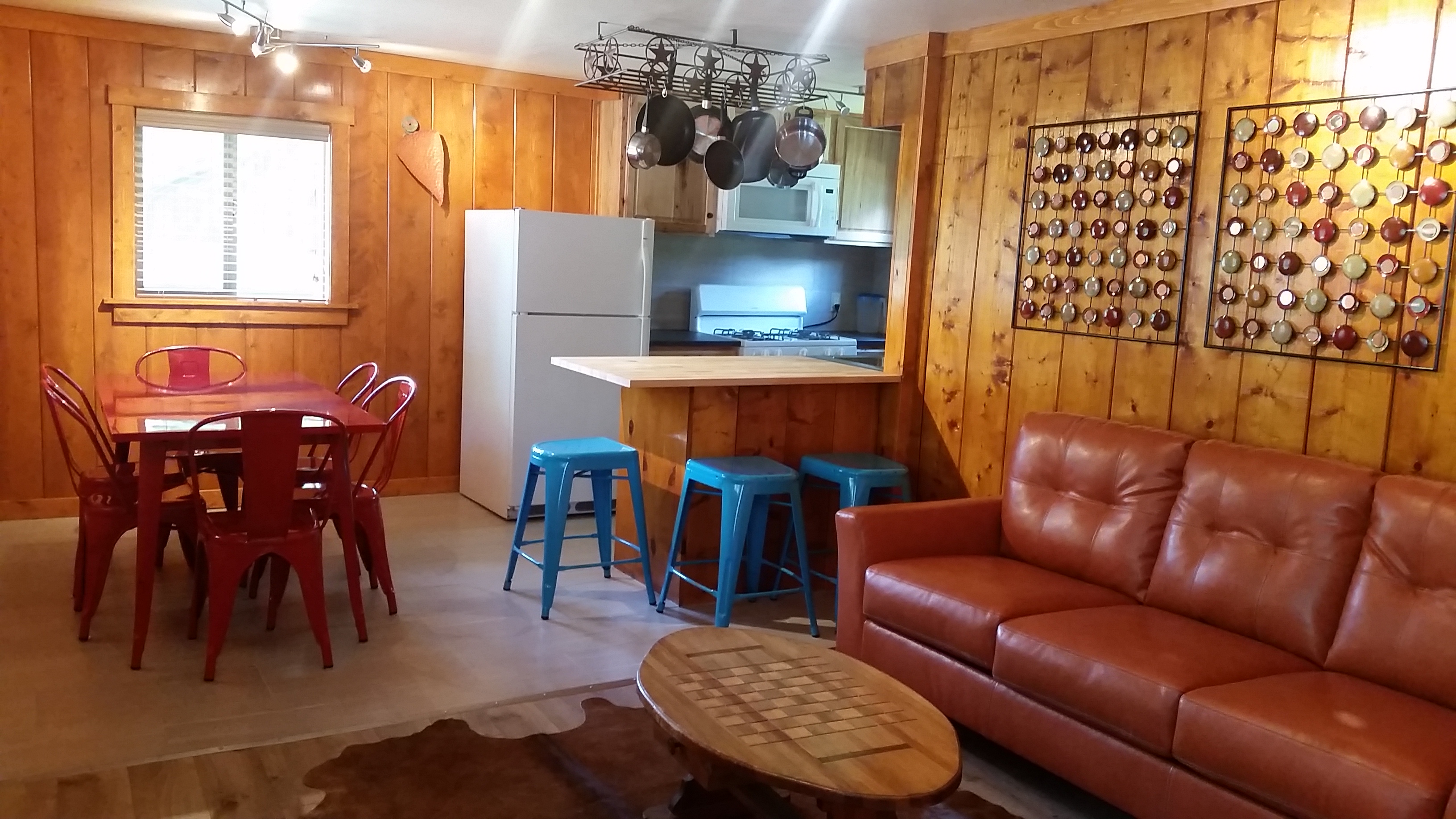 Comfortable funky newly renovated large cabin for 8!
