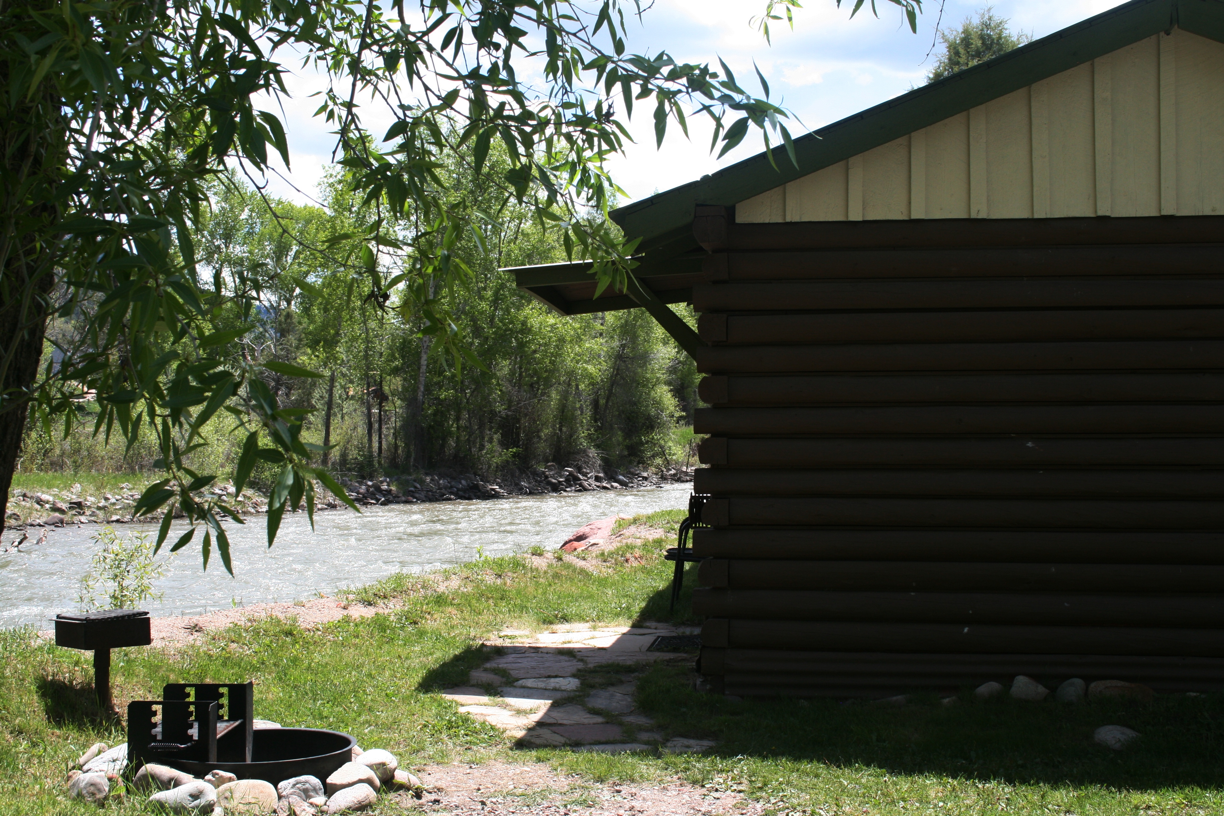River's Edge Cabin 6: A dream getaway for two, right on the river bank!