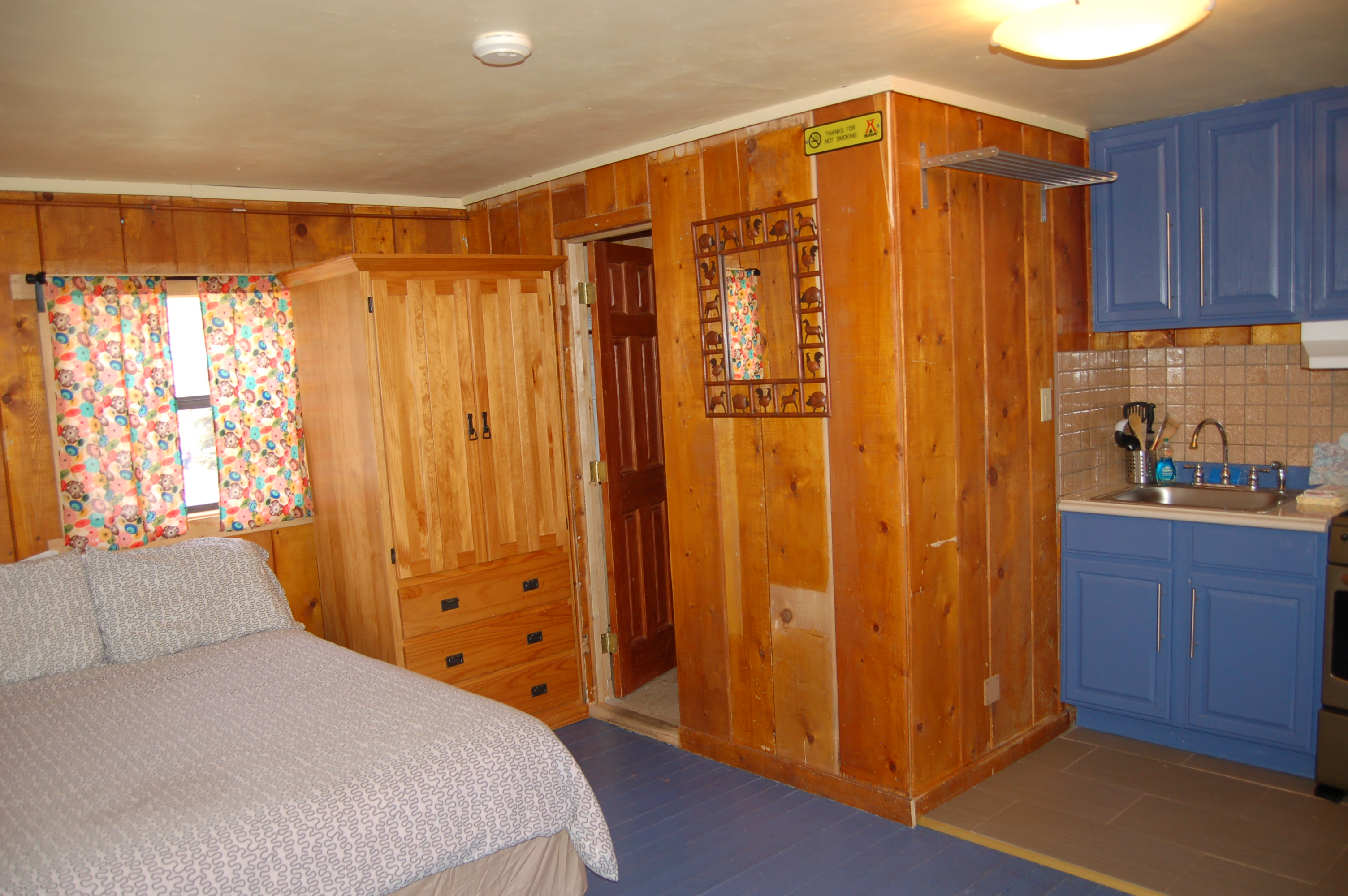 Queen bed with full bath