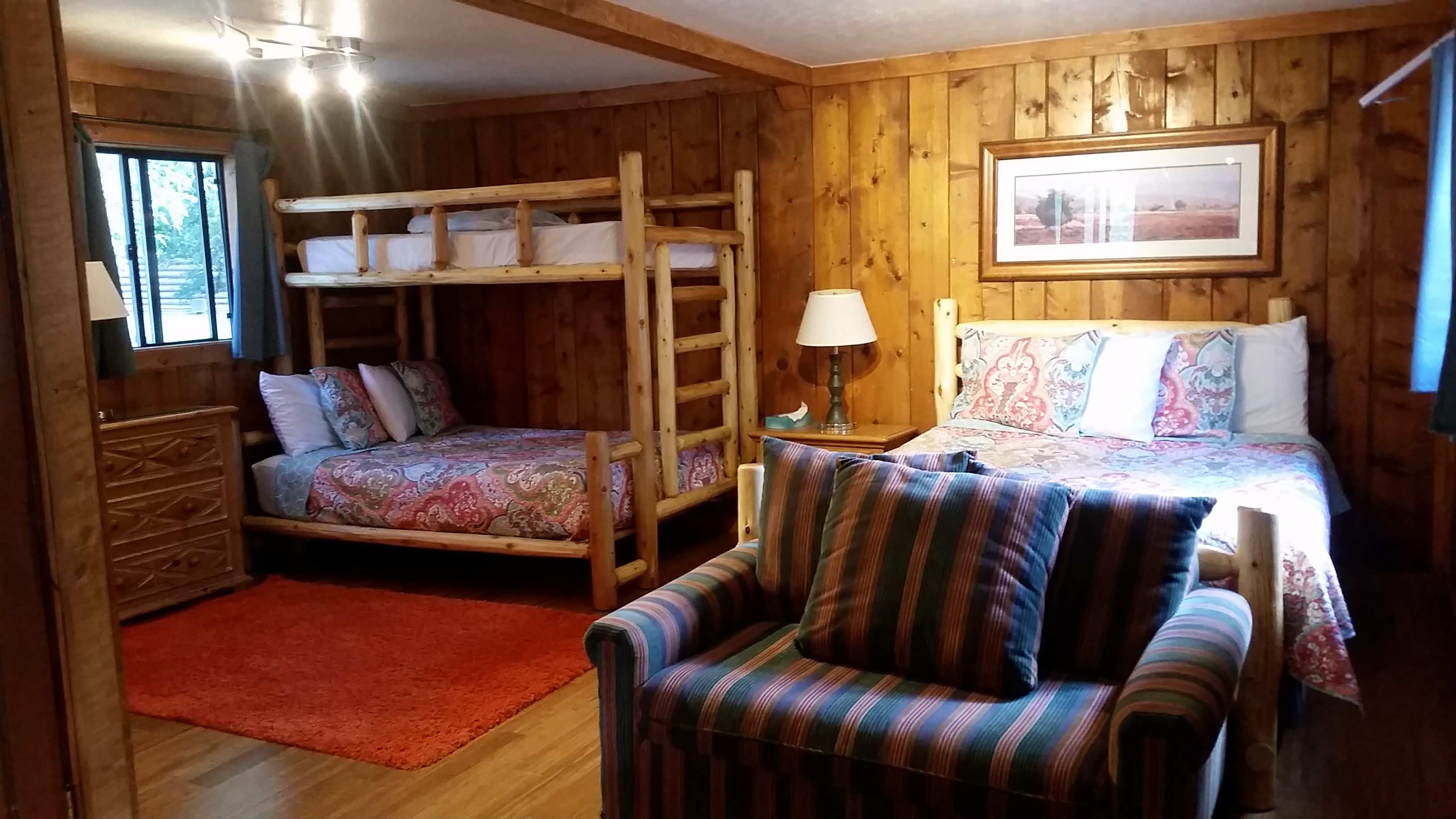 Log Queen Bed & Bunk in our open room mid-size cabin