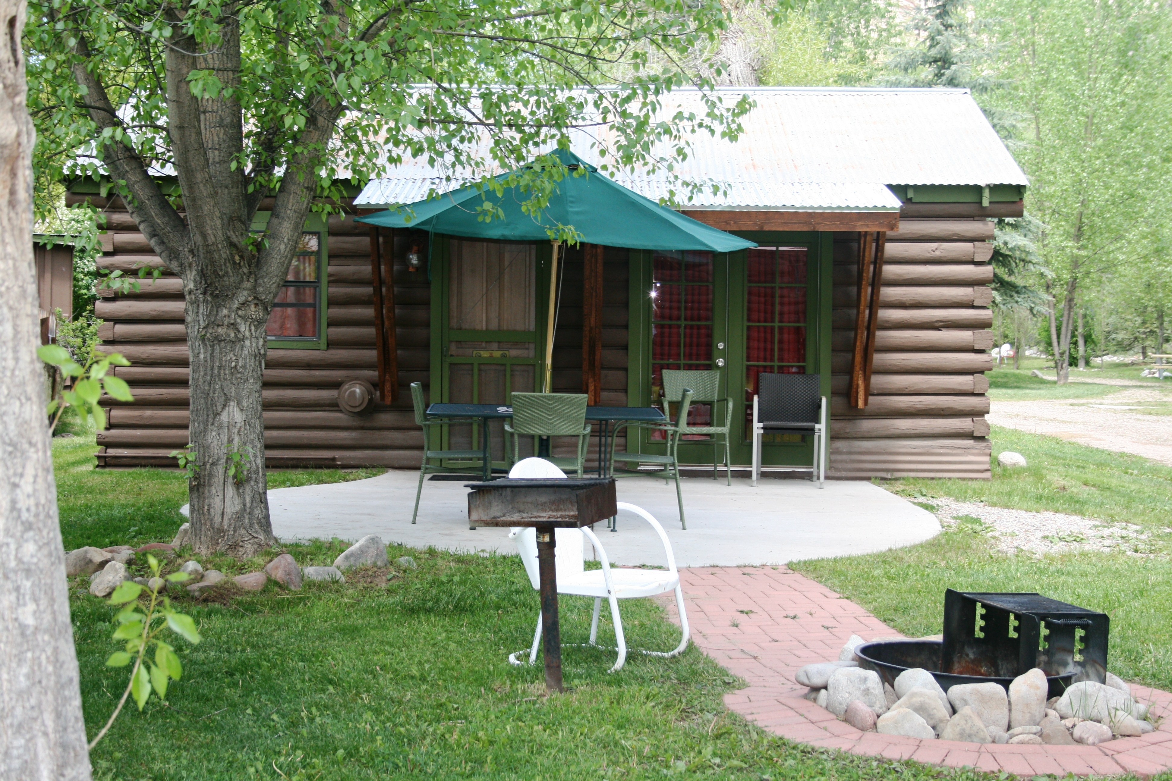 Columbine Cottage:  Great open room cottage with an awesome outdoor space!