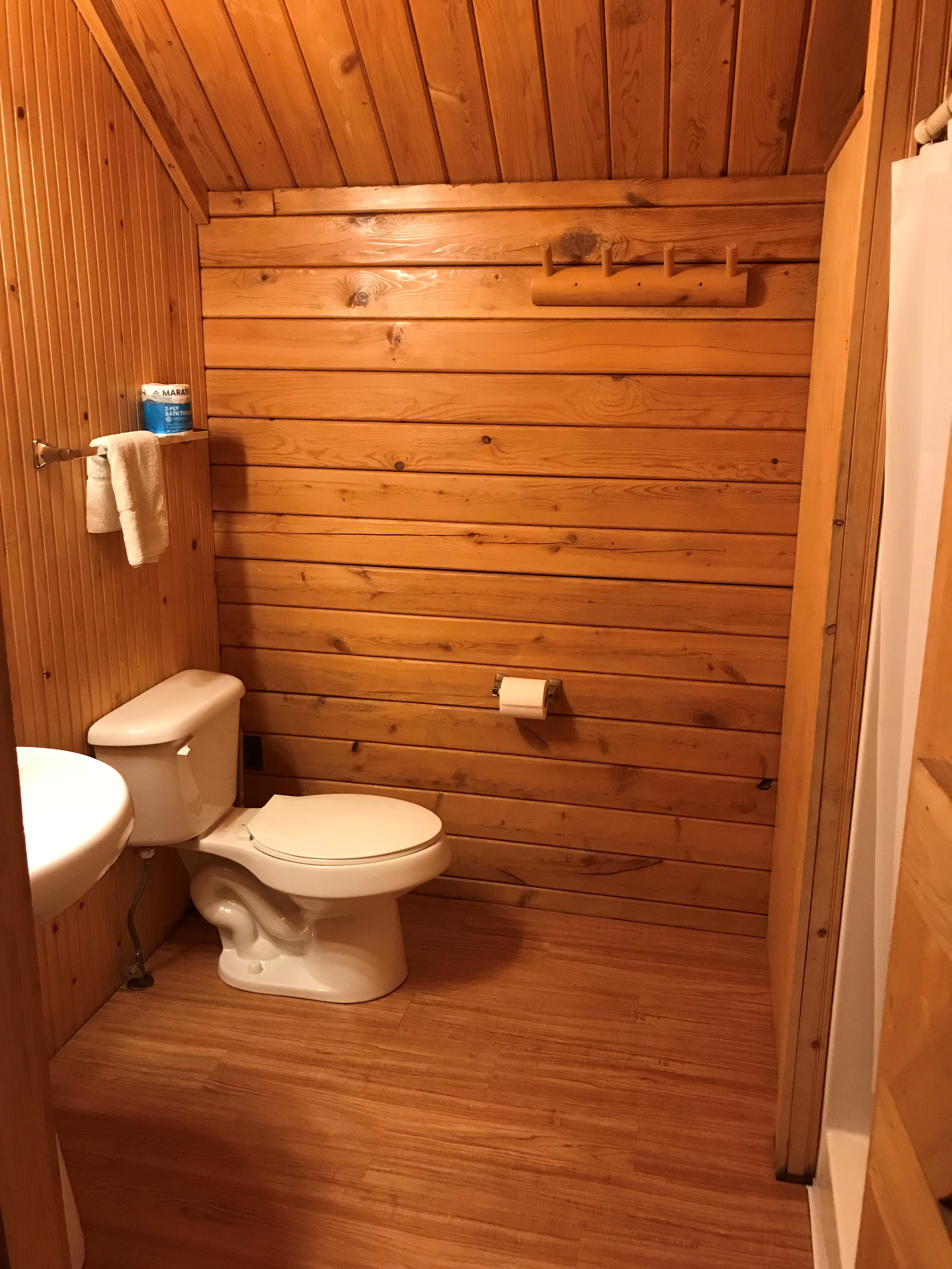 Bathroom- Deluxe Cabin w/ Bunk