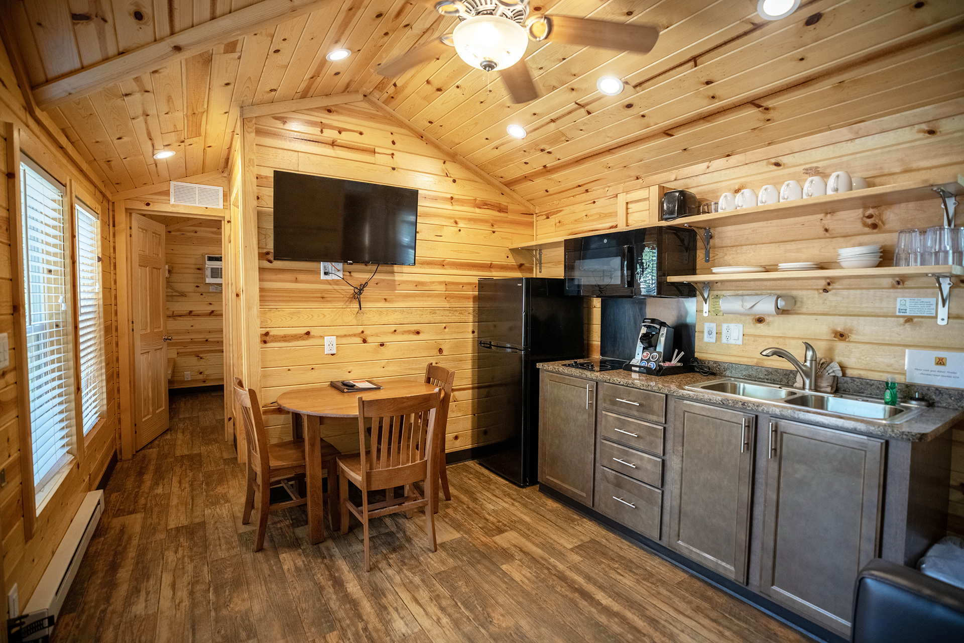 DC245 - Deluxe Cabin, 2 Room, River