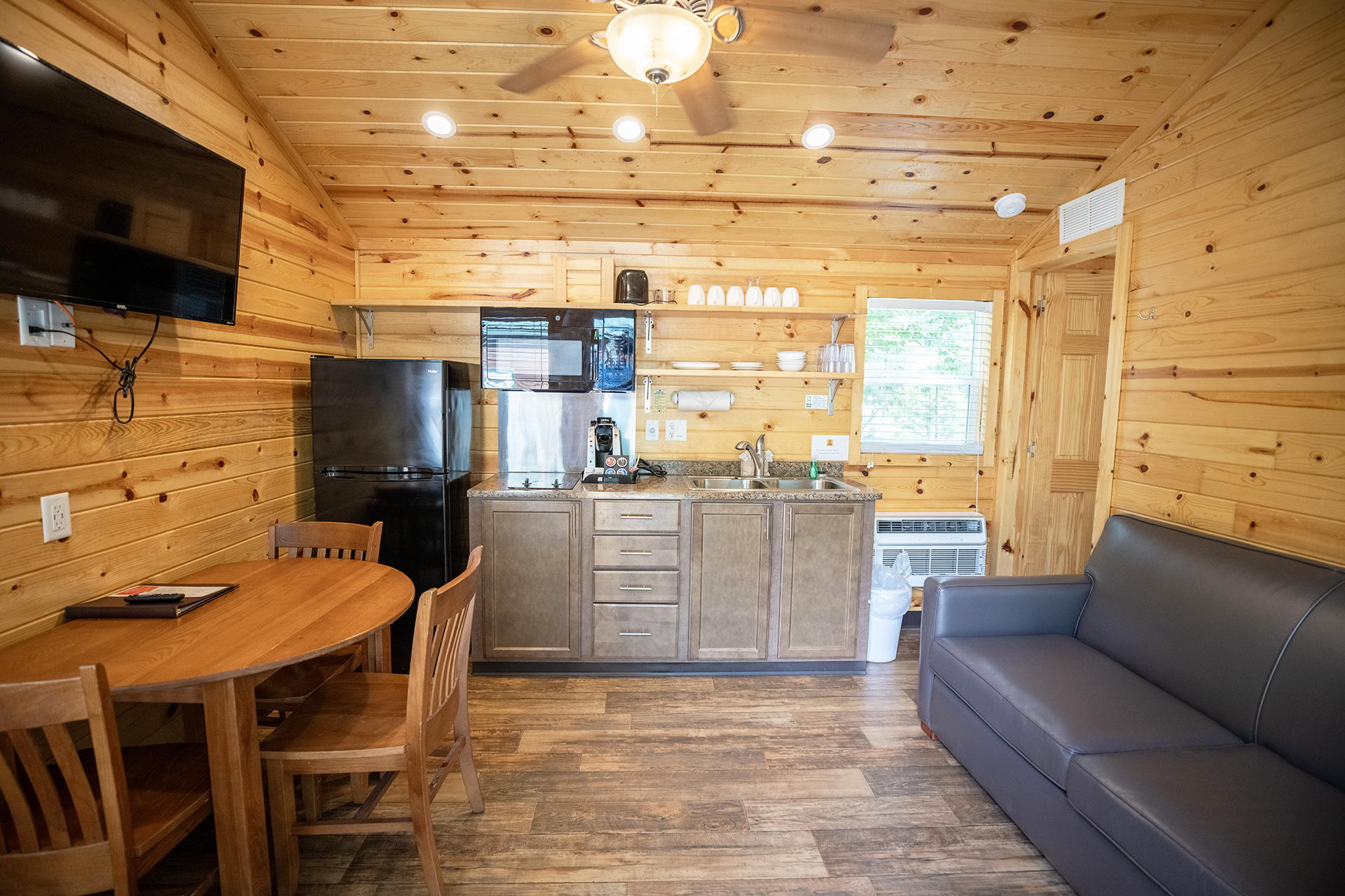 DC245 - Deluxe Cabin, 2 Room, River