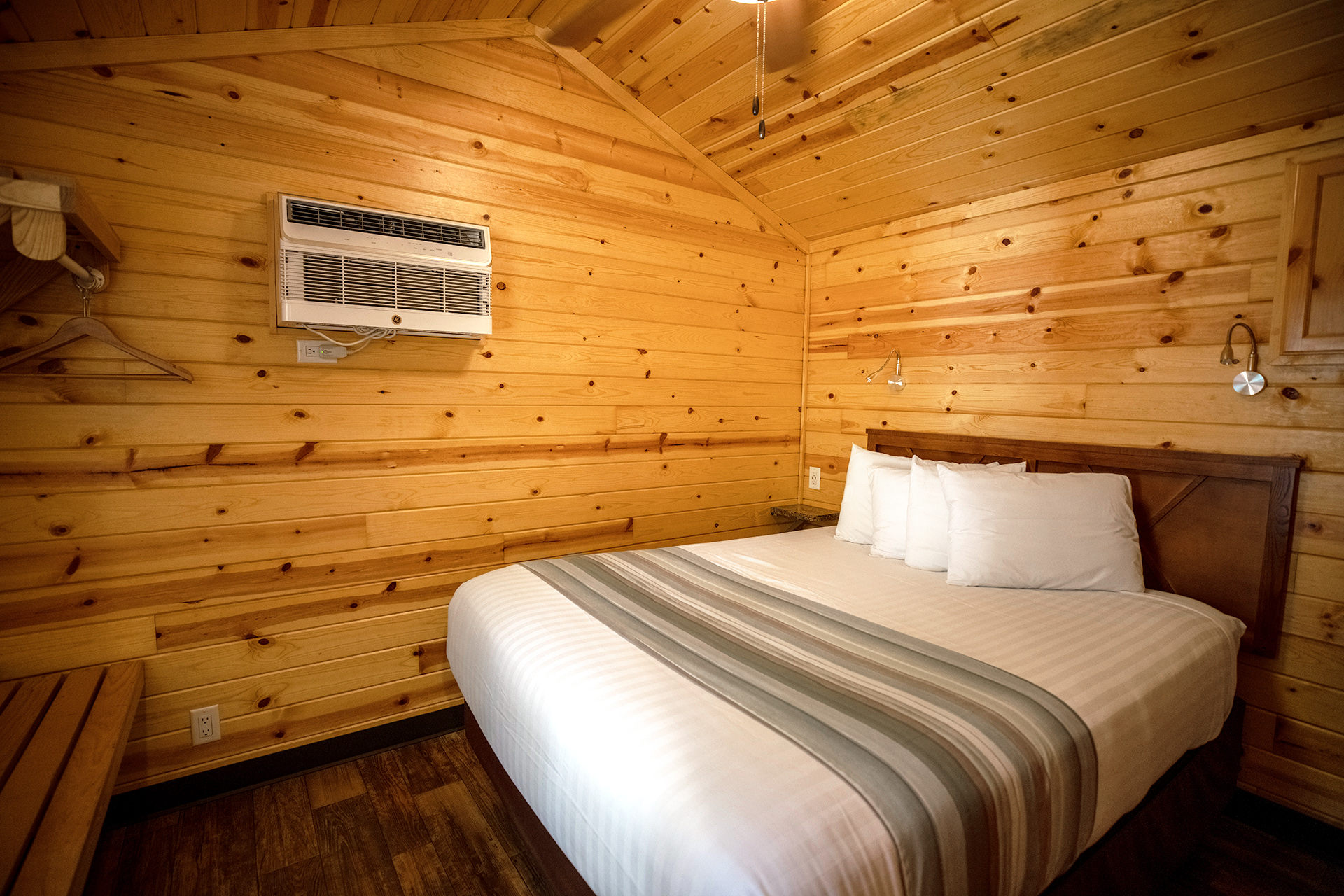 DC245 - Deluxe Cabin, 2 Room, River